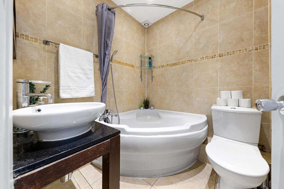 Leilighet Luxurious 3 Bedroom Flat With Balcony In Kensington For 7 Next To Station Near Harrods *
