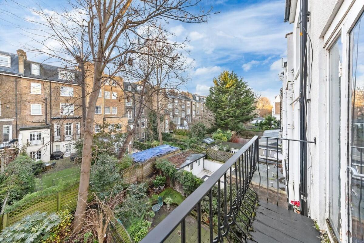 Luxurious 3 Bedroom Flat With Balcony In Kensington For 7 Next To Station Near Harrods Leilighet London