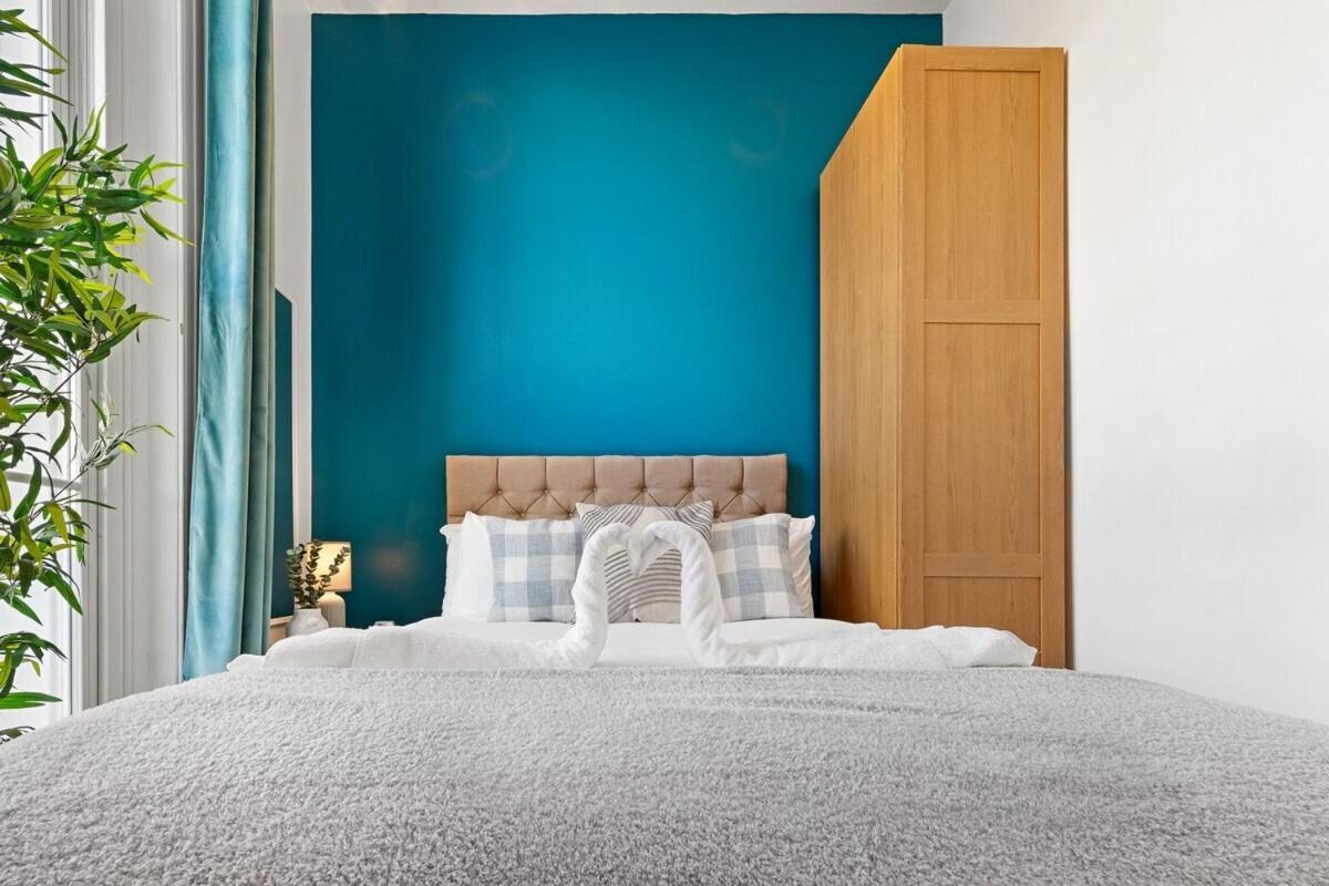 Luxurious 3 Bedroom Flat With Balcony In Kensington For 7 Next To Station Near Harrods Leilighet