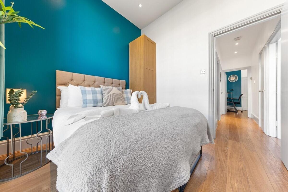 Luxurious 3 Bedroom Flat With Balcony In Kensington For 7 Next To Station Near Harrods Leilighet London