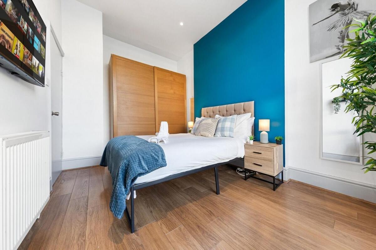 Luxurious 3 Bedroom Flat With Balcony In Kensington For 7 Next To Station Near Harrods Leilighet London