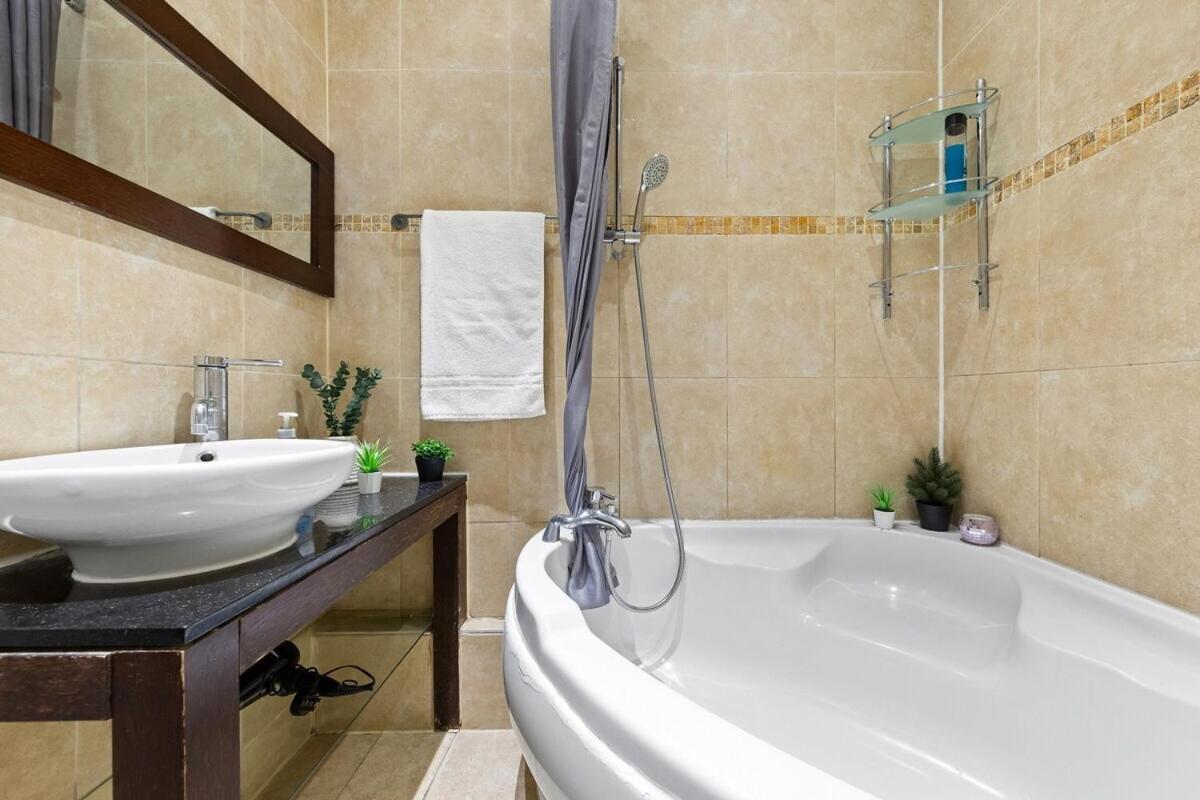 Leilighet Luxurious 3 Bedroom Flat With Balcony In Kensington For 7 Next To Station Near Harrods London