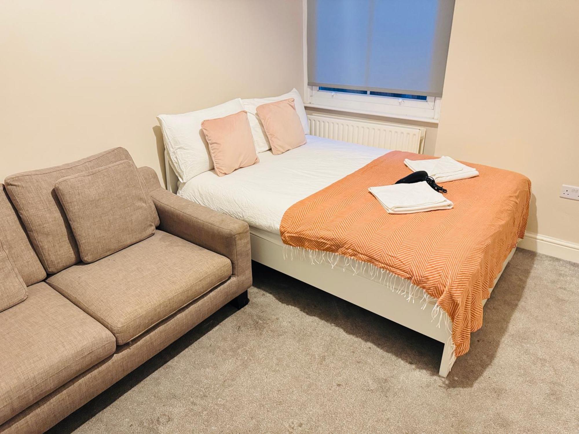 Private Bedrooms In Finsbury Park Station * Londra