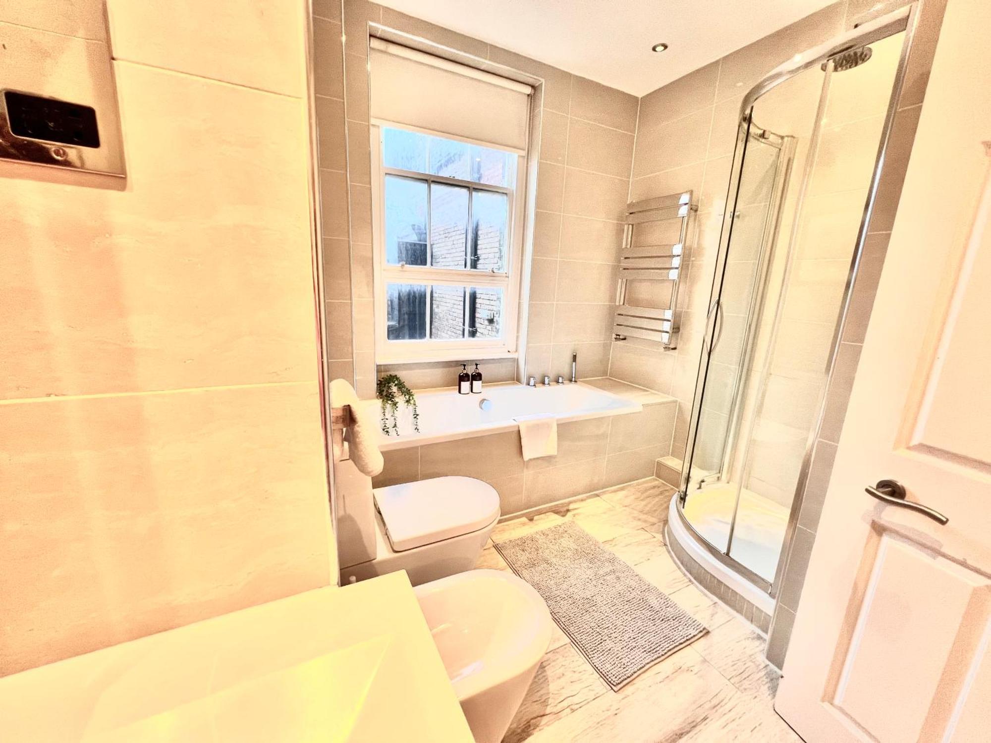 2 Bed In Oxford Street Apartment London