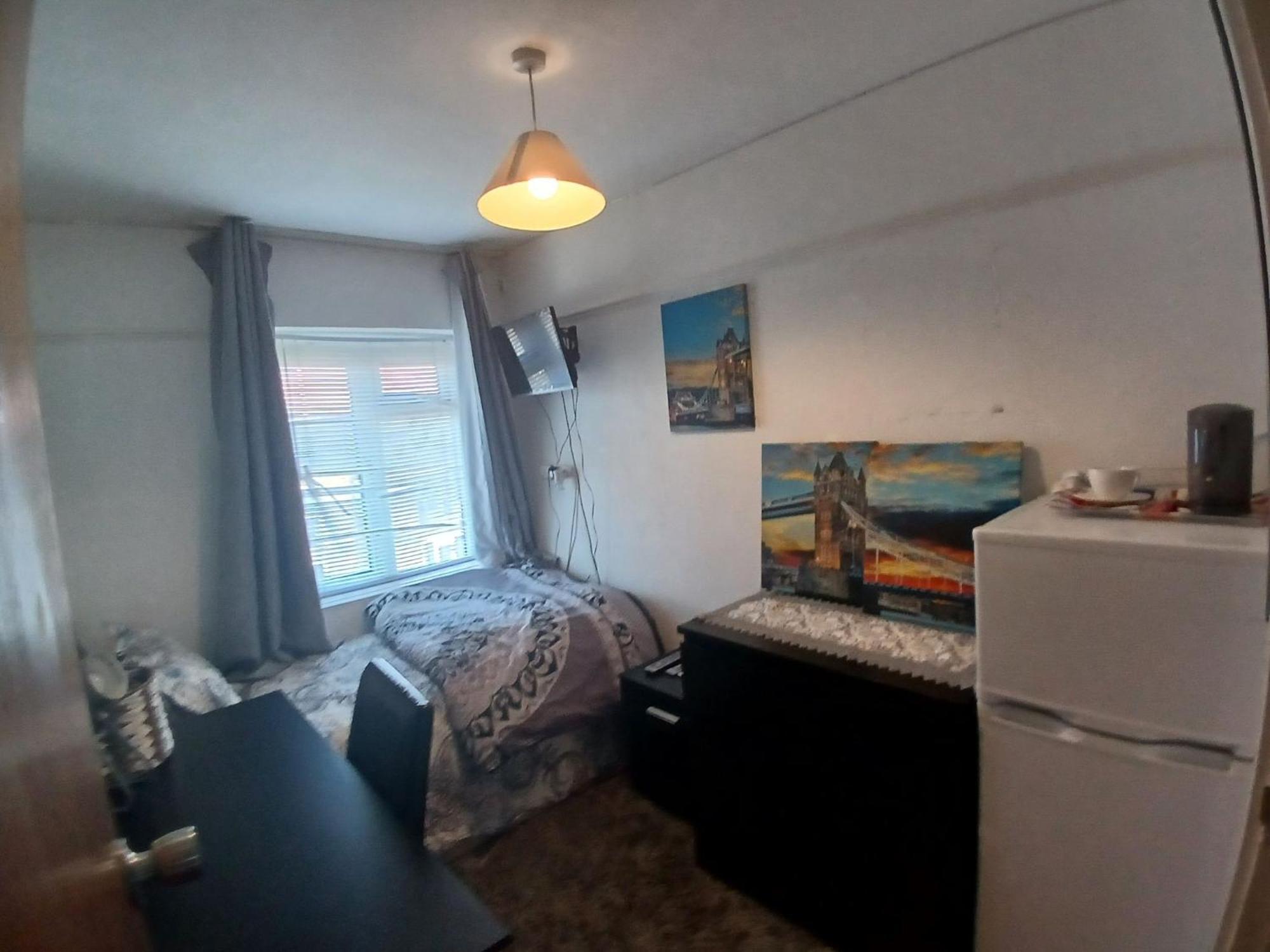 Guest house 4 Bedroom House Rented By The London