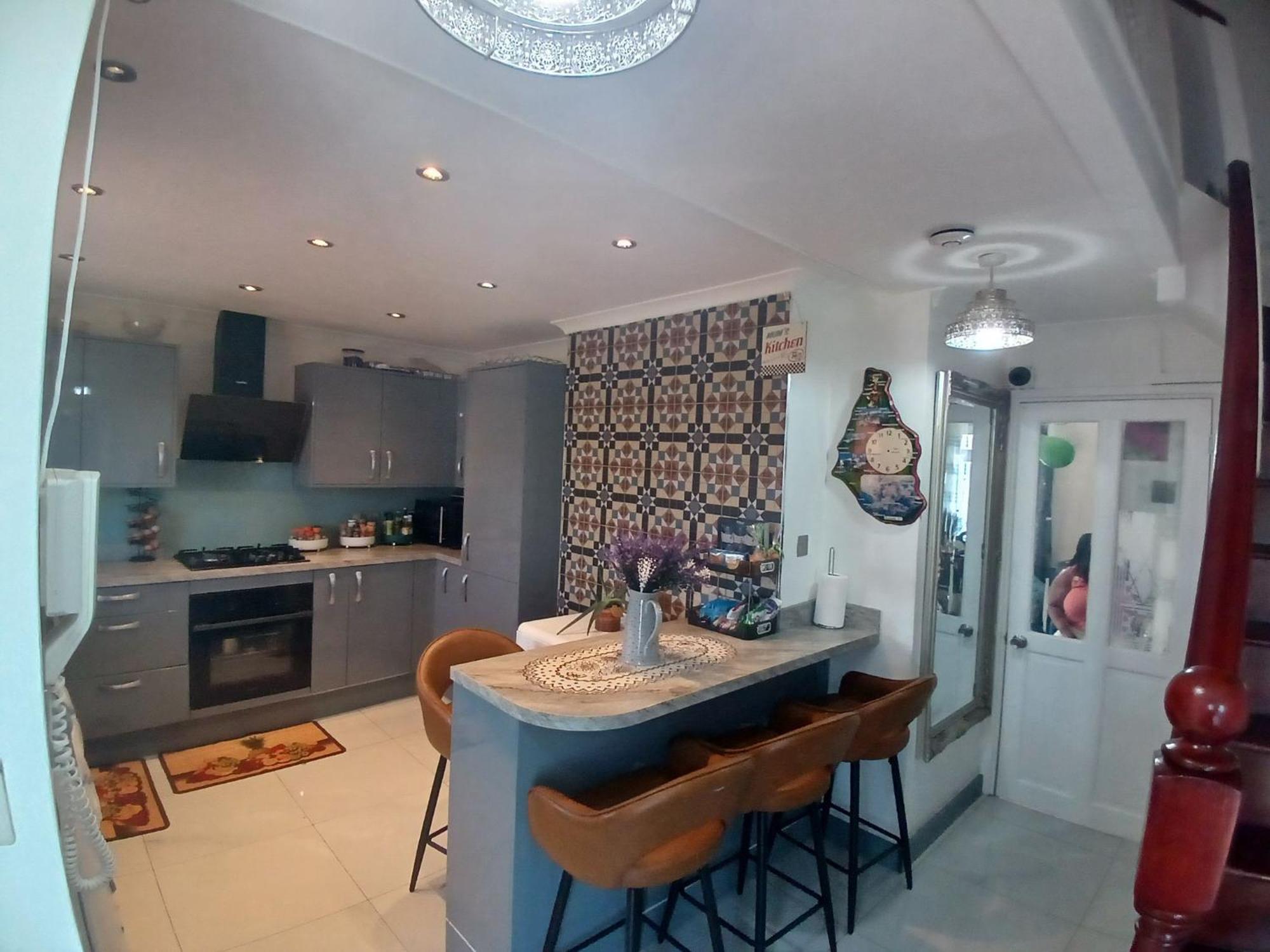 Guest house 4 Bedroom House Rented By The