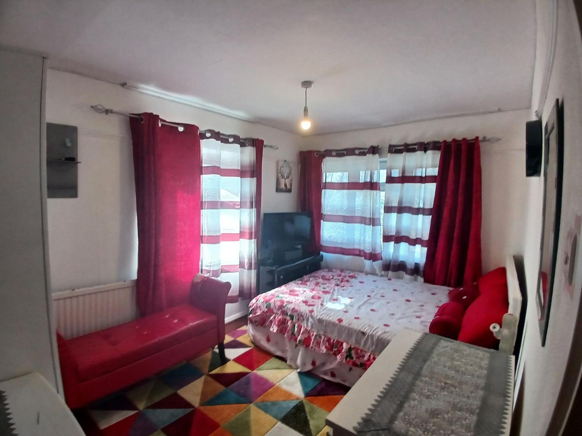 Guest house 4 Bedroom House Rented By The