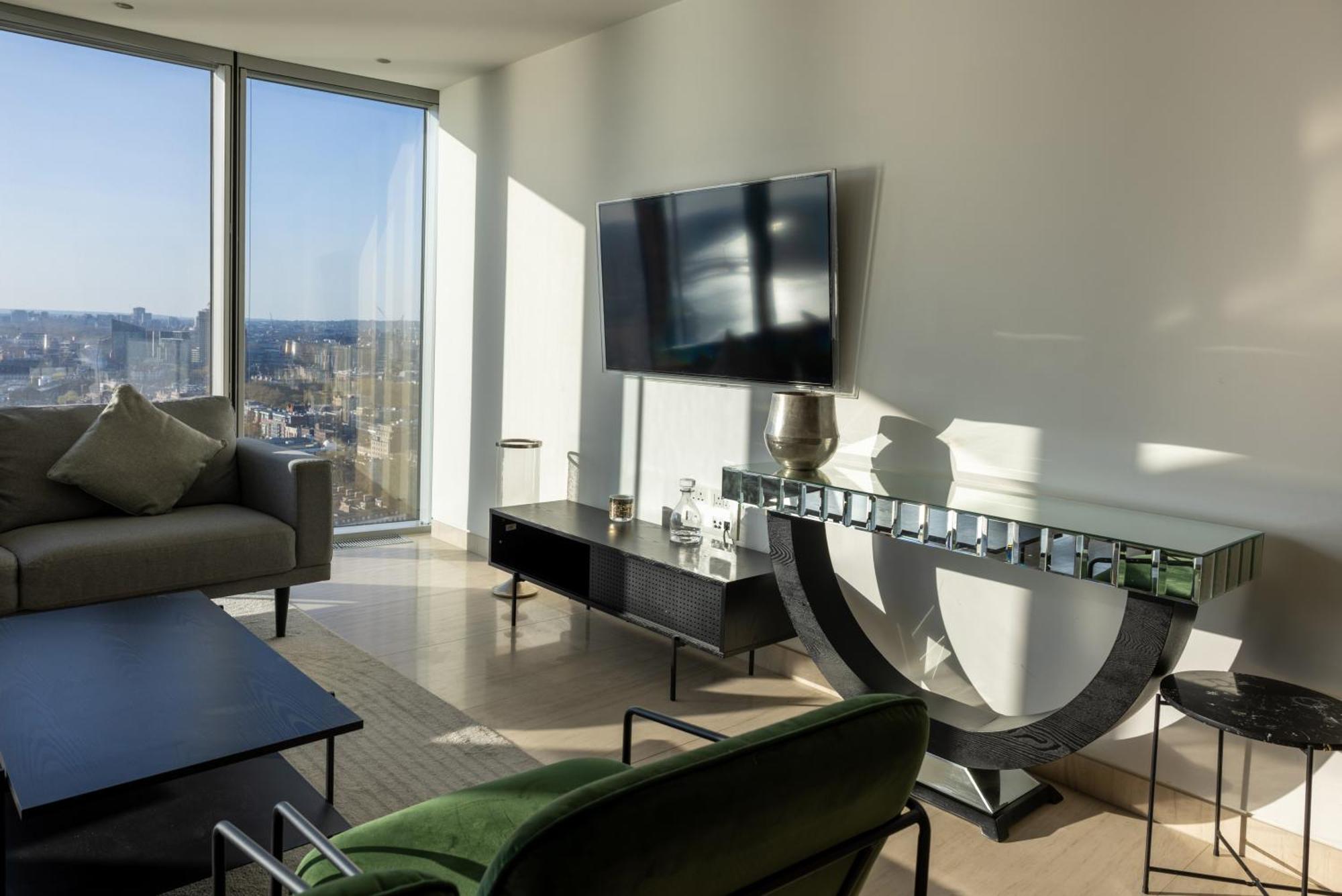 Luxury With Pool, Gym, Spa, Free Parking 3 Bedroom Apartment London