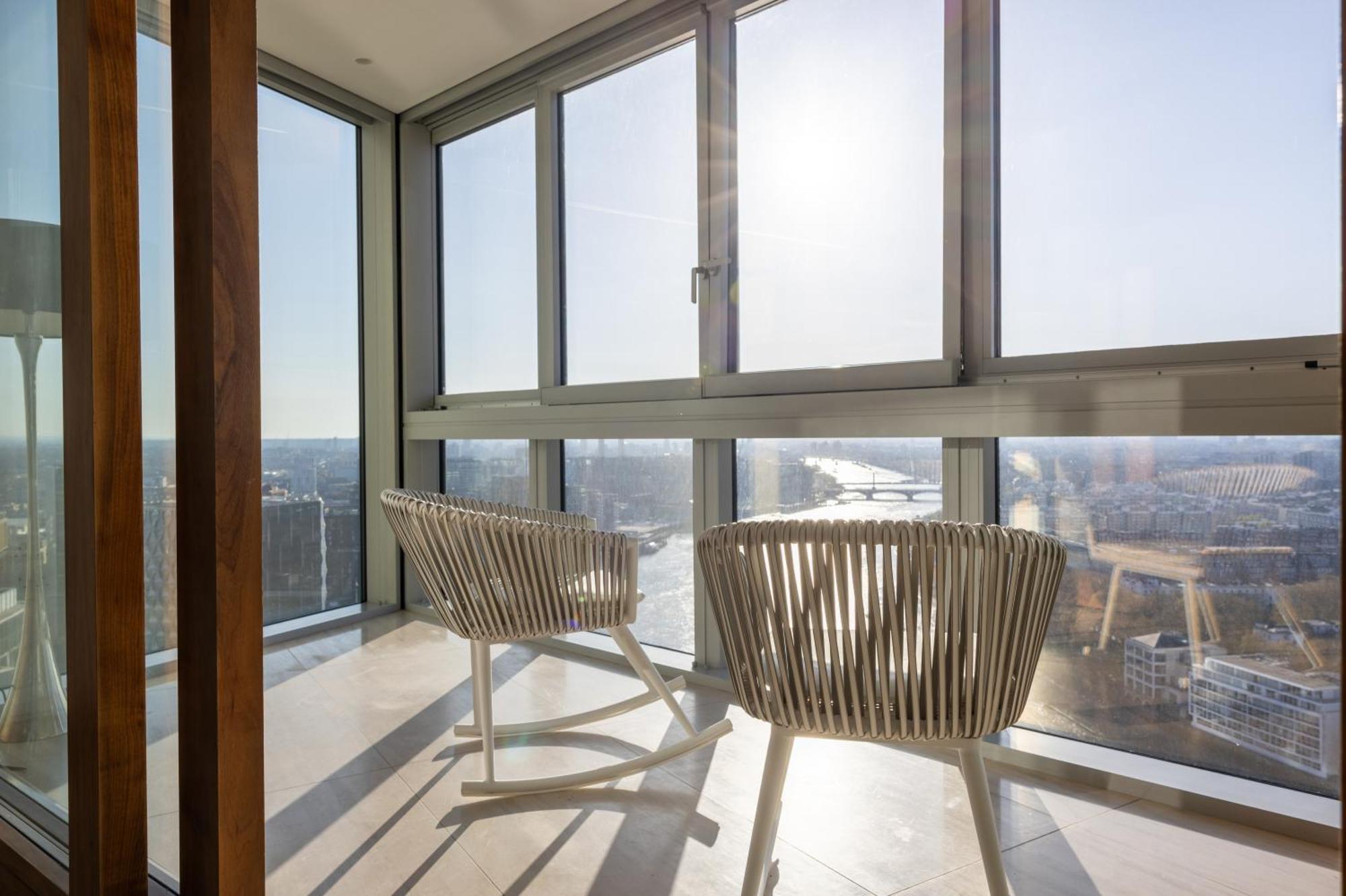 Luxury With Pool, Gym, Spa, Free Parking 3 Bedroom Londen