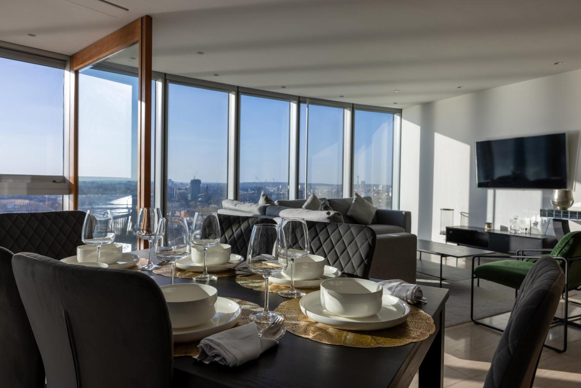 Luxury With Pool, Gym, Spa, Free Parking 3 Bedroom Londen