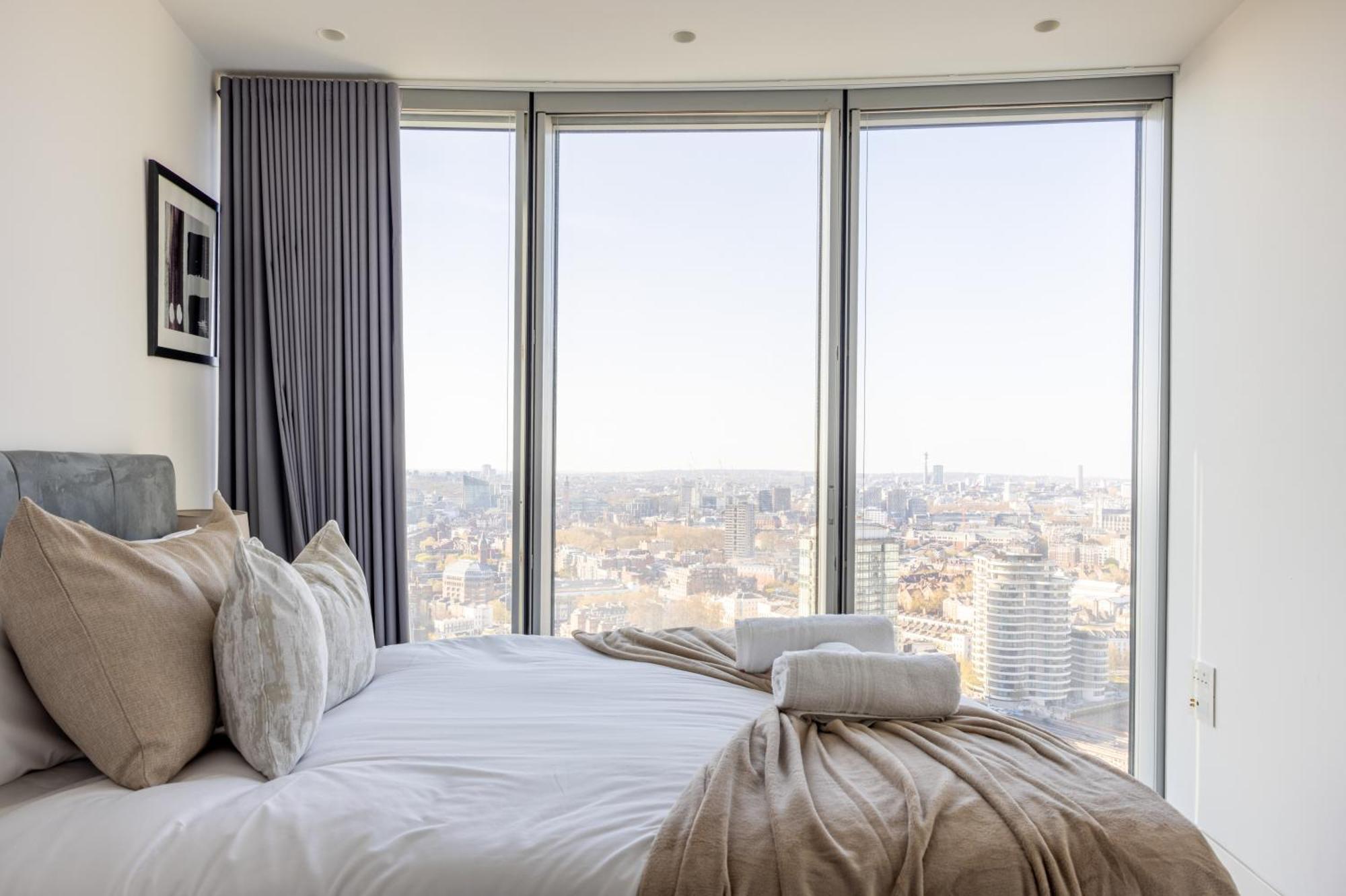 Luxury With Pool, Gym, Spa, Free Parking 3 Bedroom Apartment London