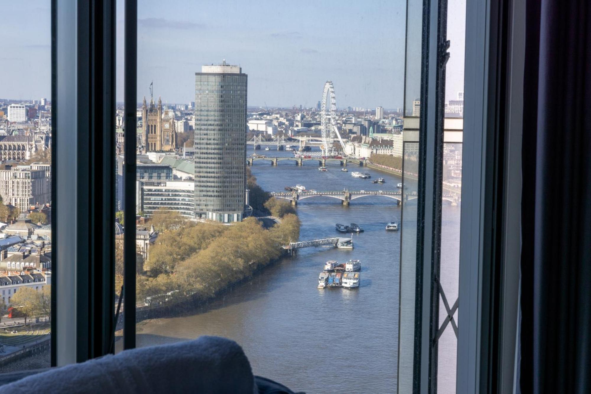 Luxury With Pool, Gym, Spa, Free Parking 3 Bedroom London