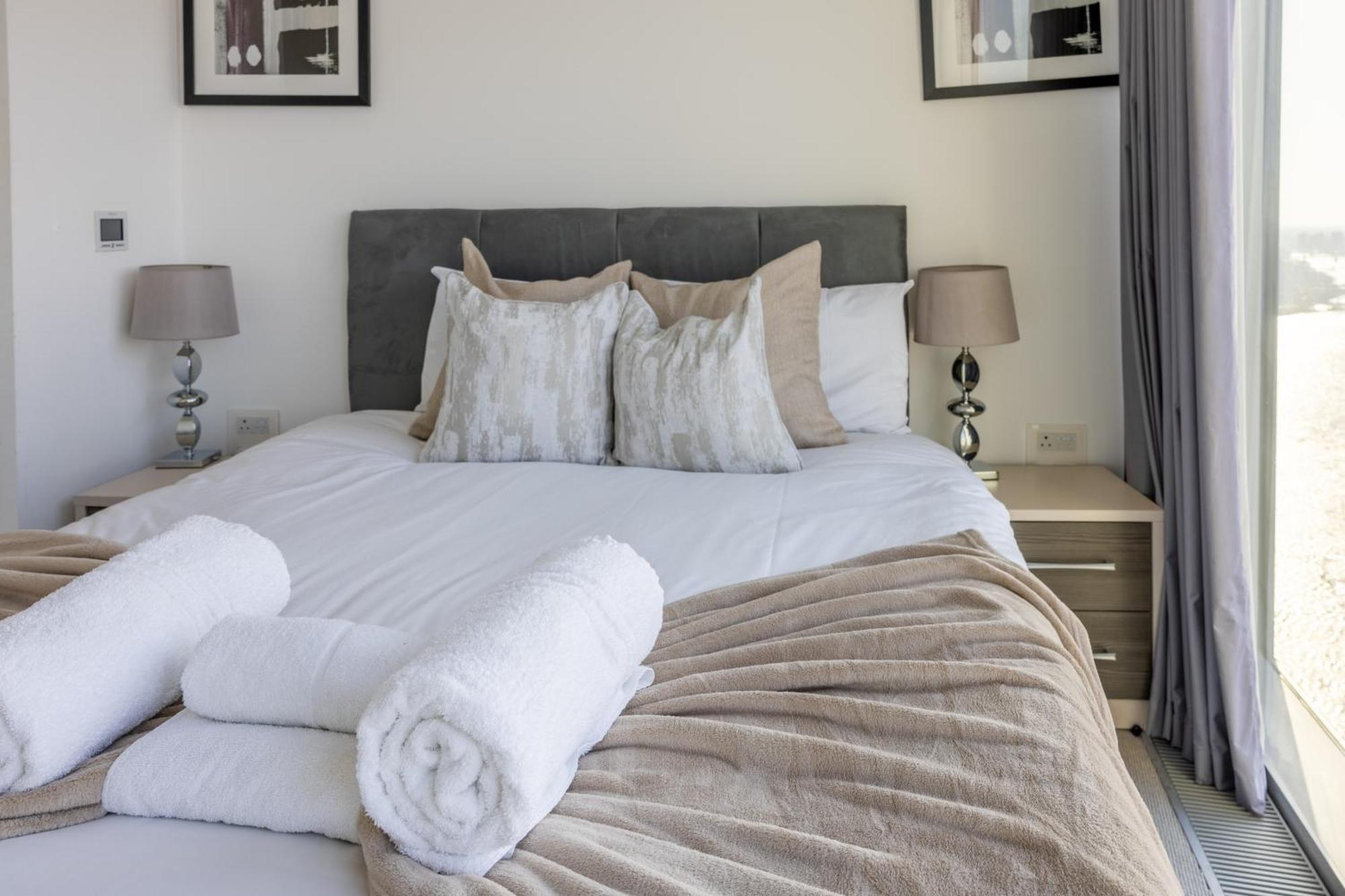 Luxury With Pool, Gym, Spa, Free Parking 3 Bedroom Appartement Londen