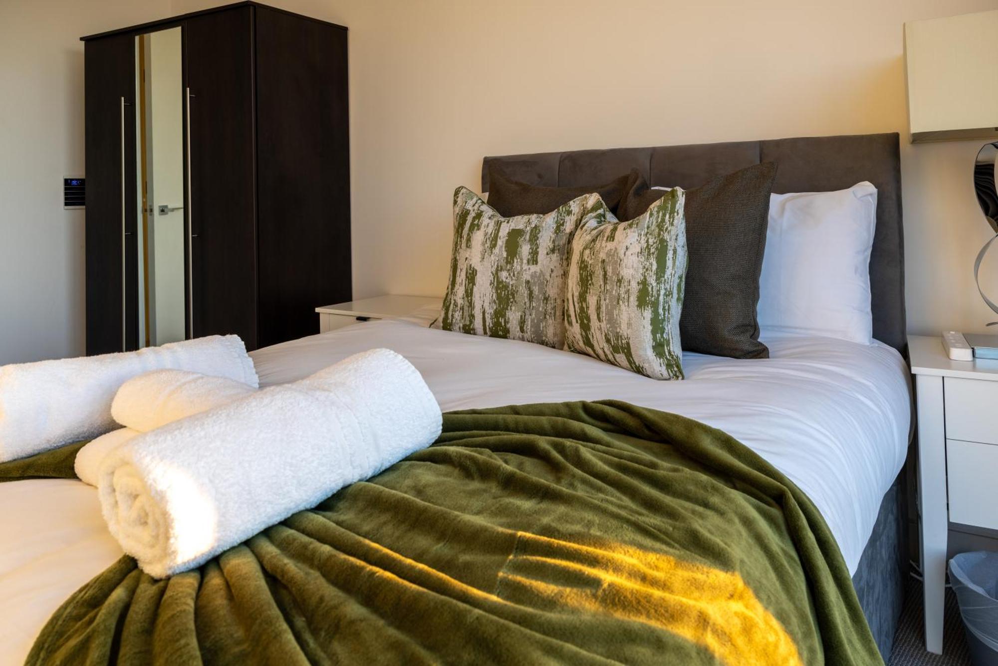 Appartement Luxury With Pool, Gym, Spa, Free Parking 3 Bedroom Londen