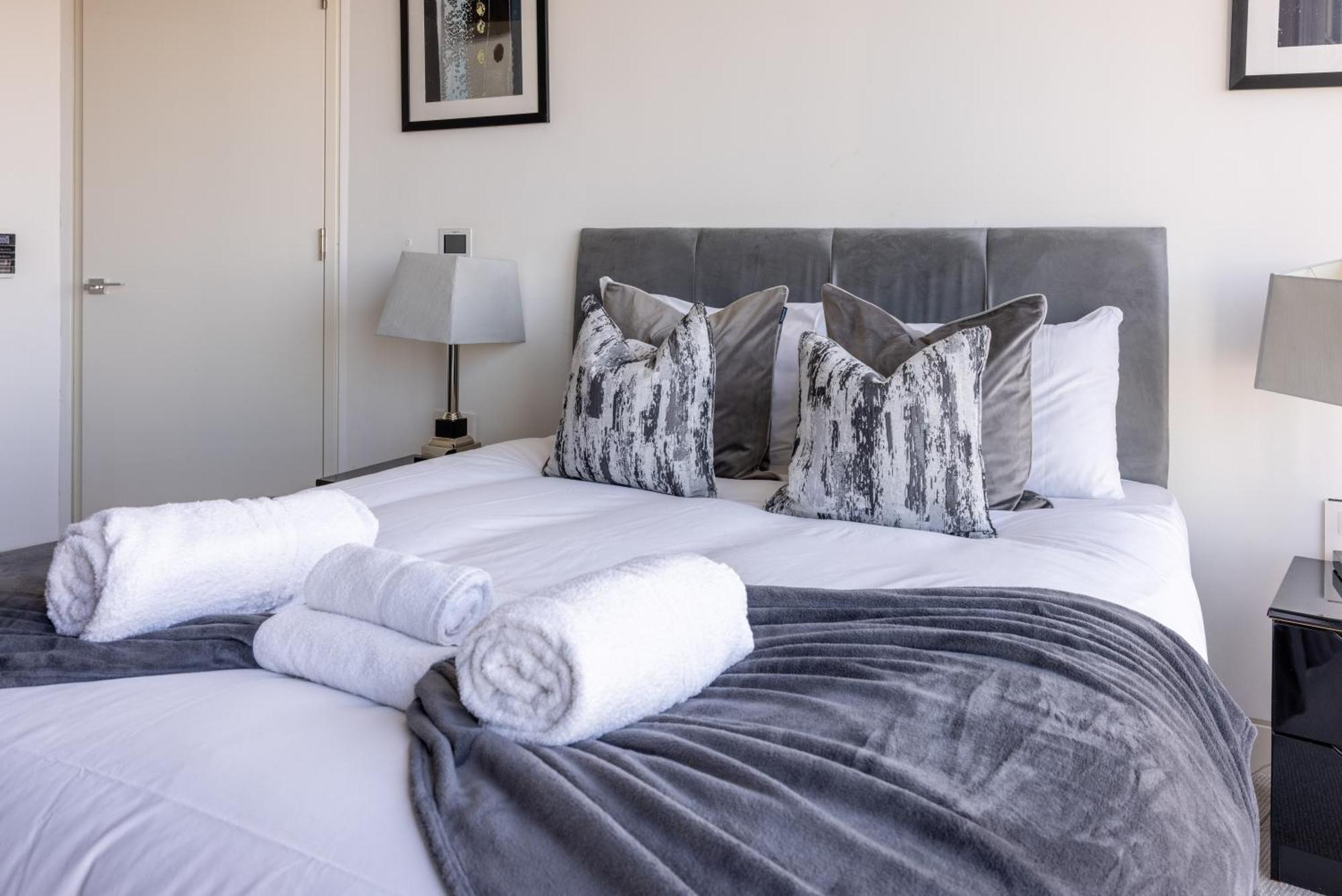 Luxury With Pool, Gym, Spa, Free Parking 3 Bedroom Londen