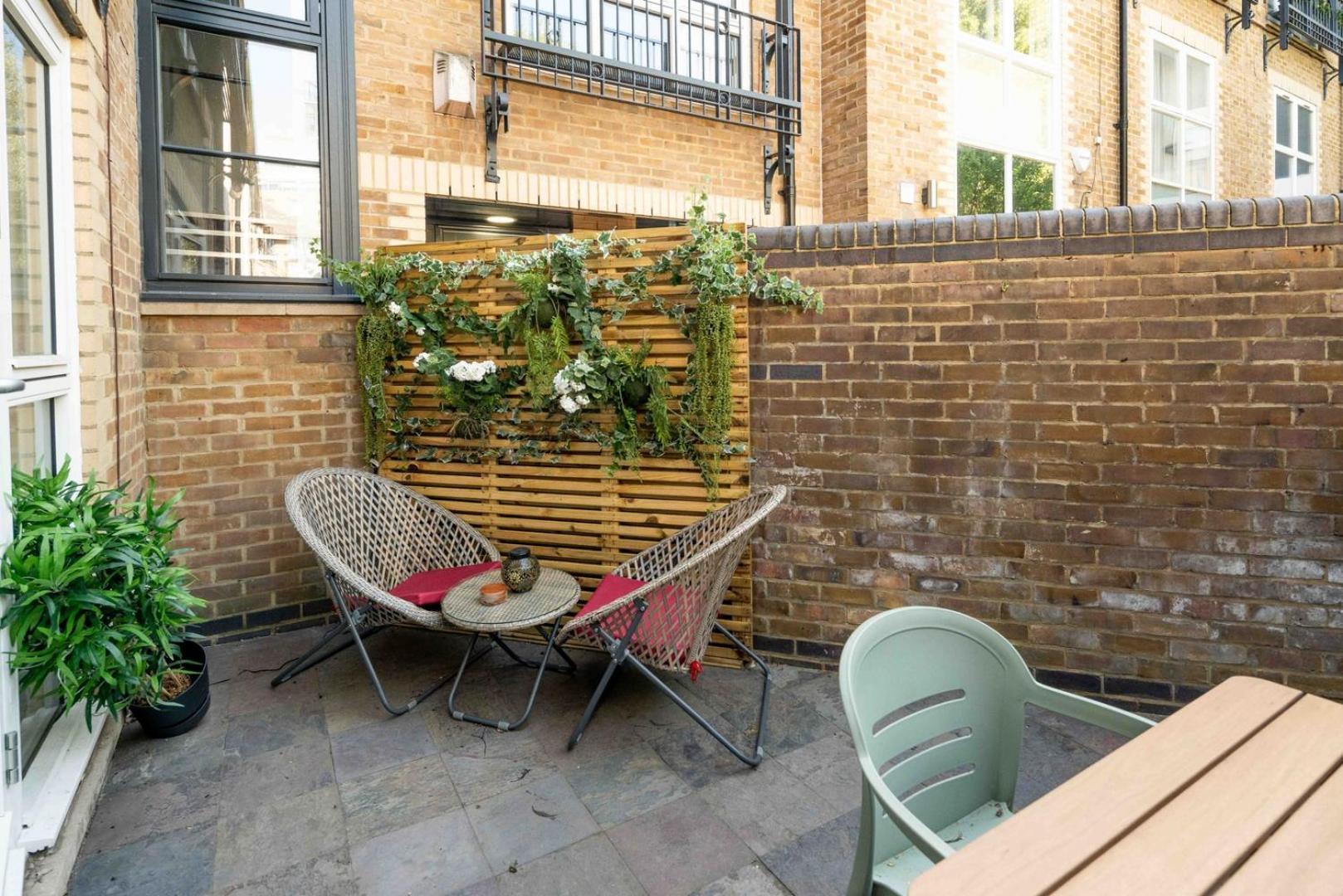 Serene Garden Flat - Steps From Tower Bridge London