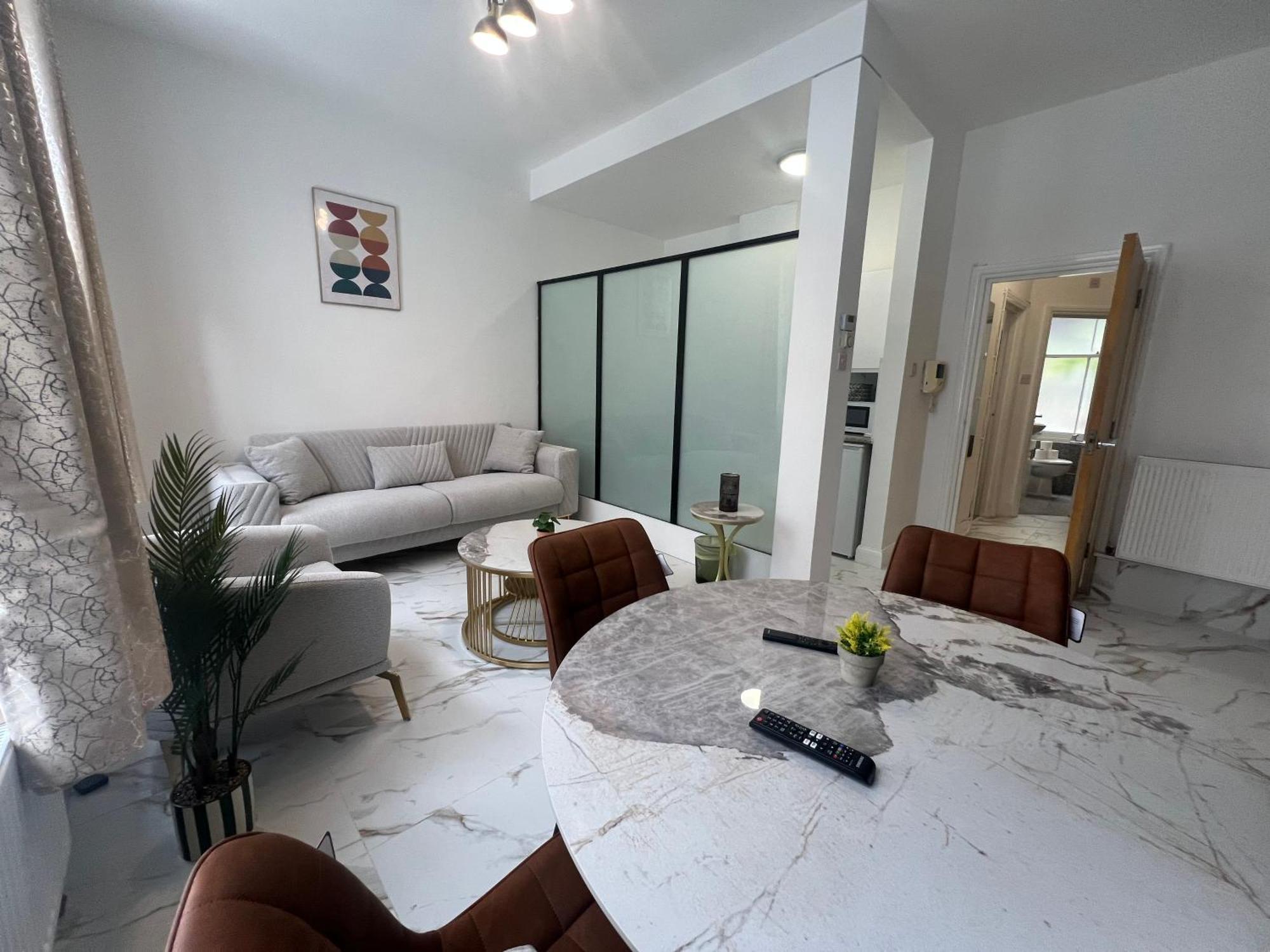 Chic 1-bed Flat In The Heart Of Soho Wardour Street 1wd Lägenhet