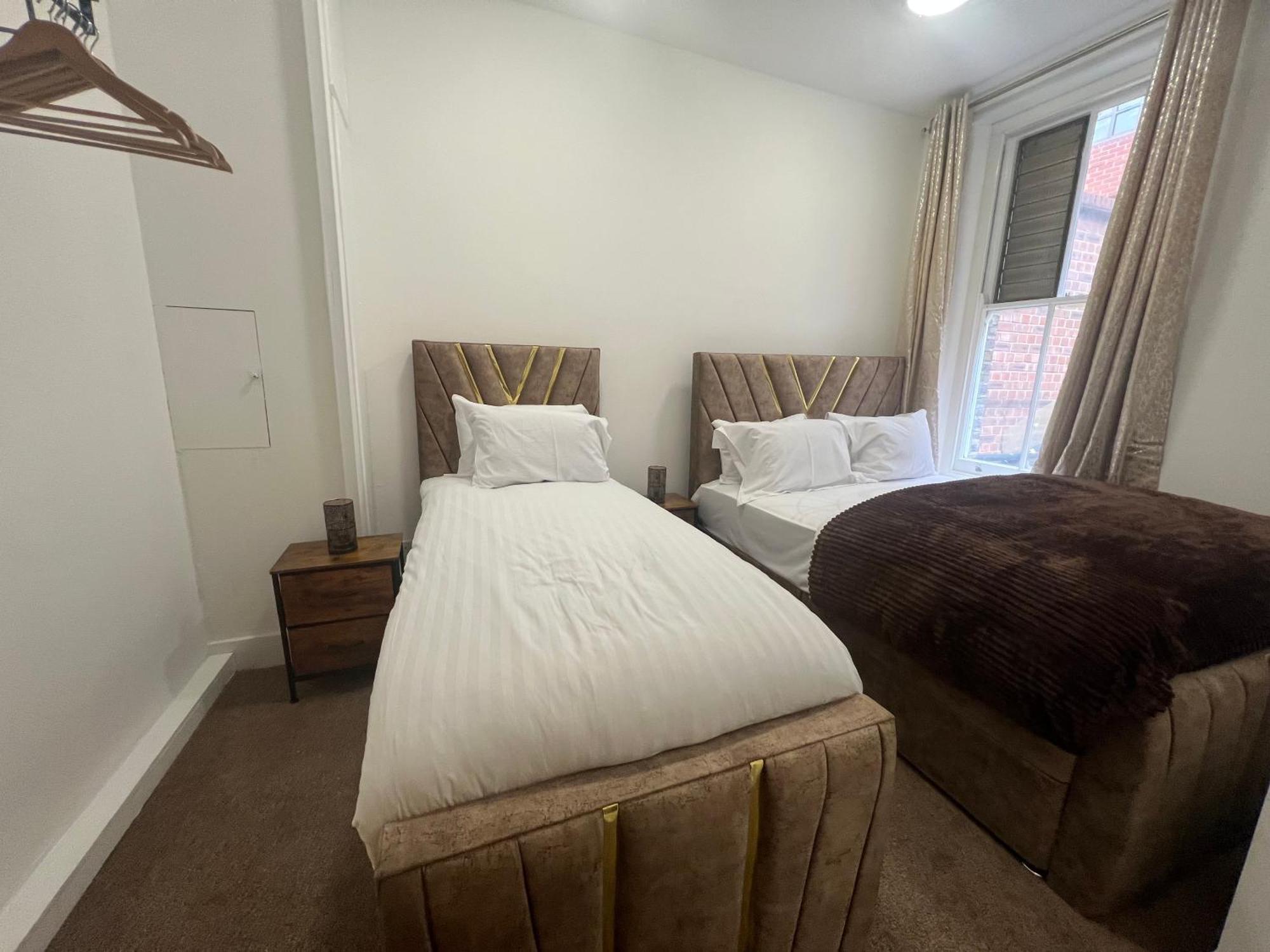 Chic 1-bed Flat In The Heart Of Soho Wardour Street 1wd Lägenhet London