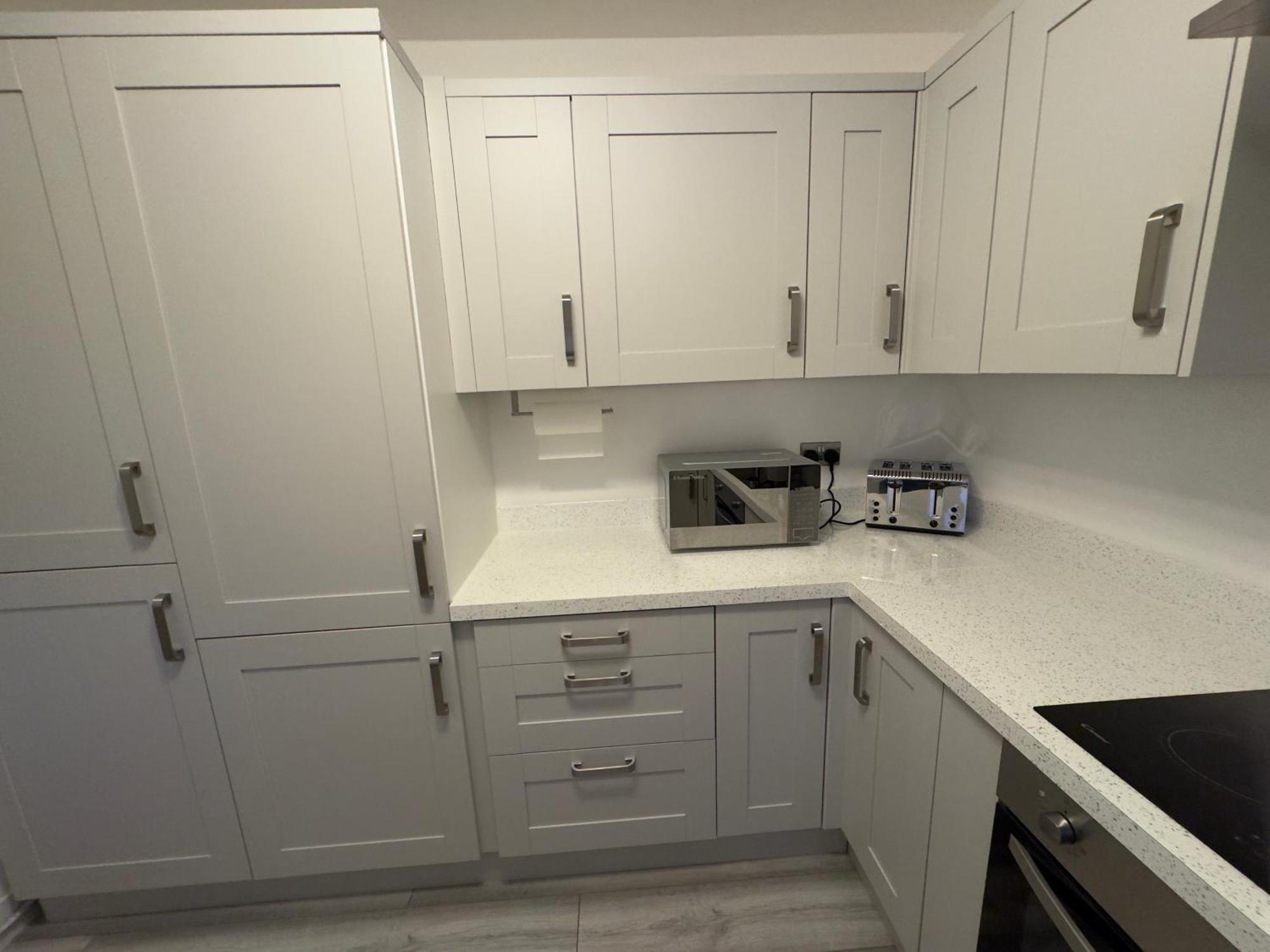 Apartment Stylish 2br, Fast Wifi With Balcony London