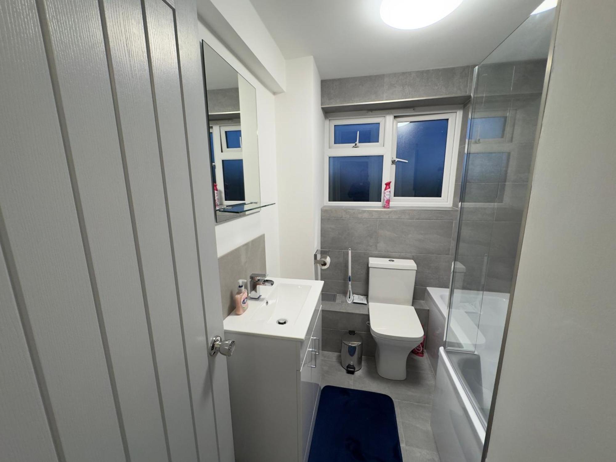 Stylish 2br, Fast Wifi With Balcony Apartment London