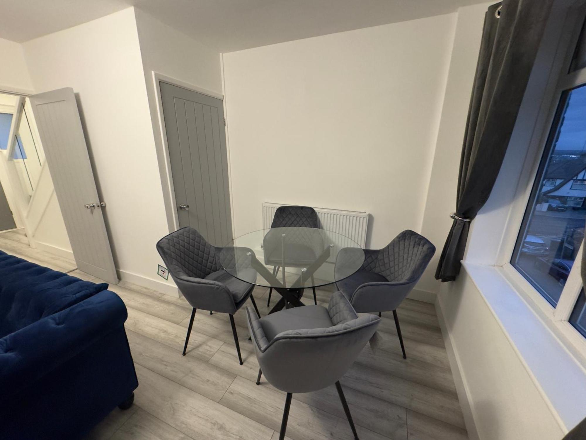 Stylish 2br, Fast Wifi With Balcony * London