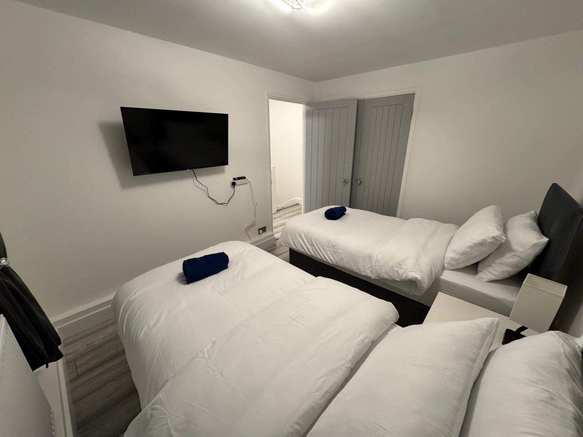 Stylish 2br, Fast Wifi With Balcony