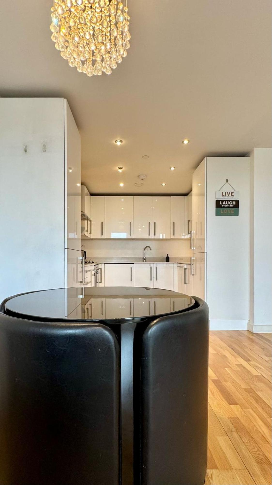 Stylish 2-bed Flat With Parking Apartment London