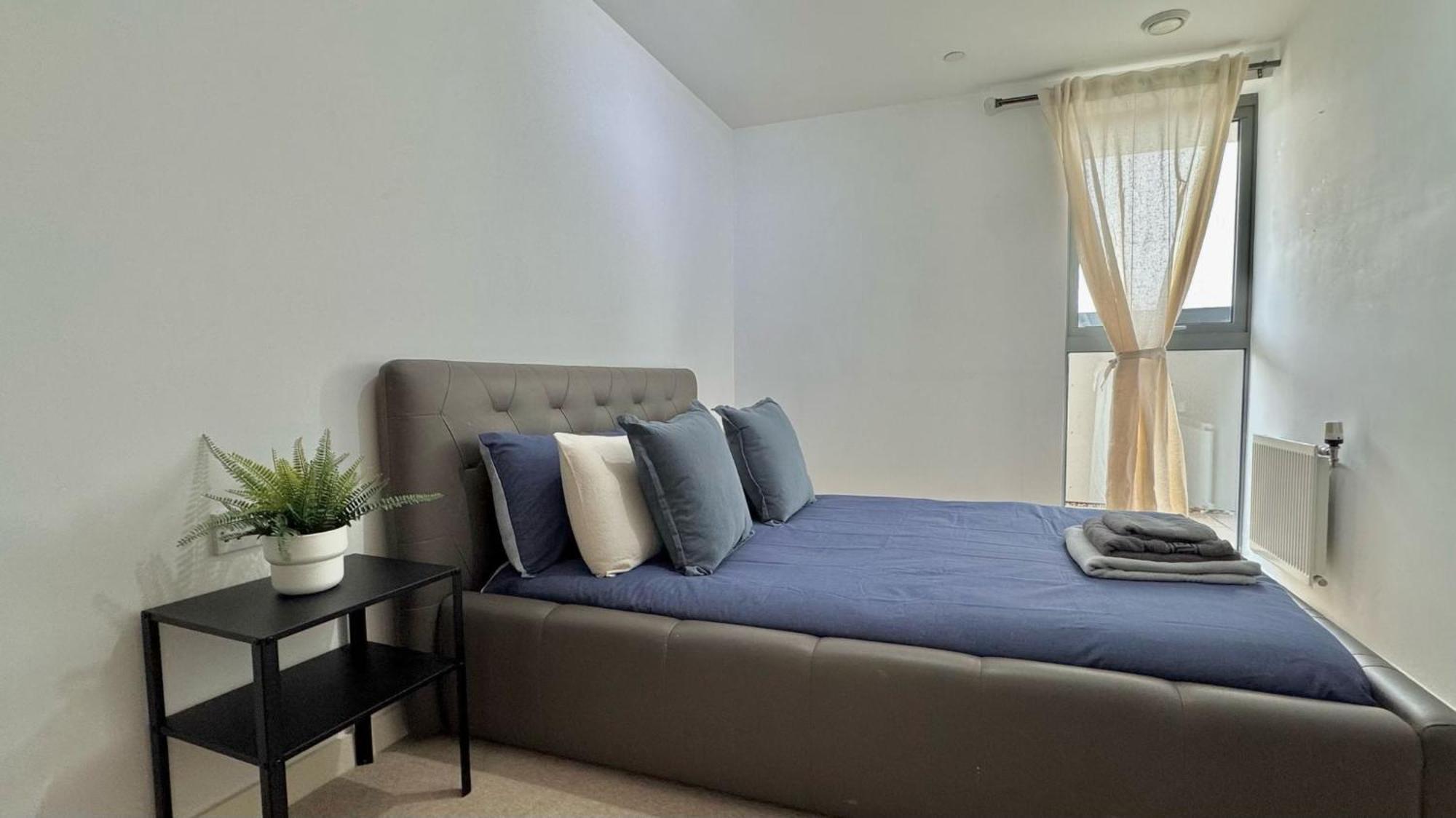 Apartment Stylish 2-bed Flat With Parking London