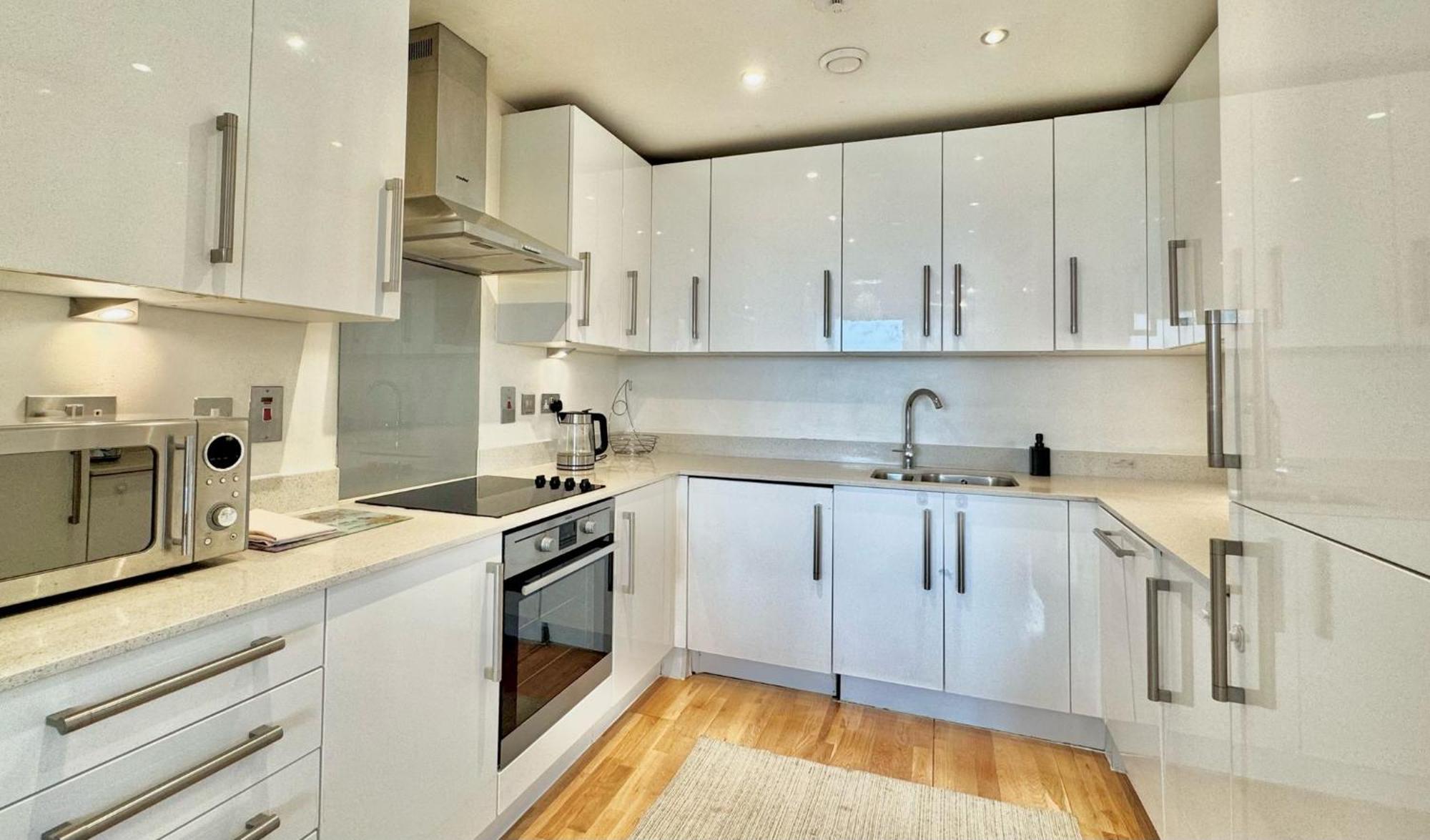 Stylish 2-bed Flat With Parking *