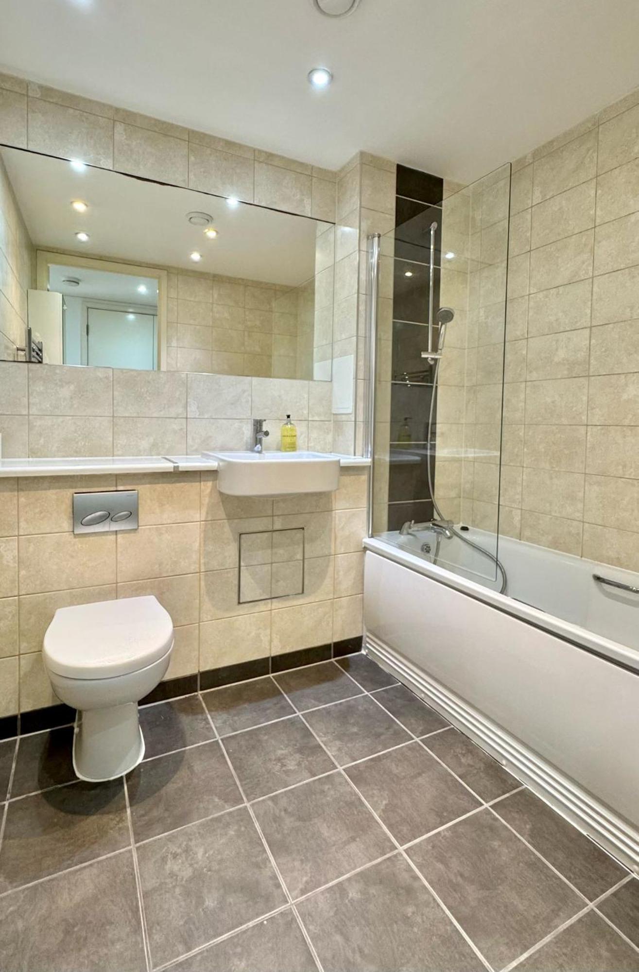 Stylish 2-bed Flat With Parking
