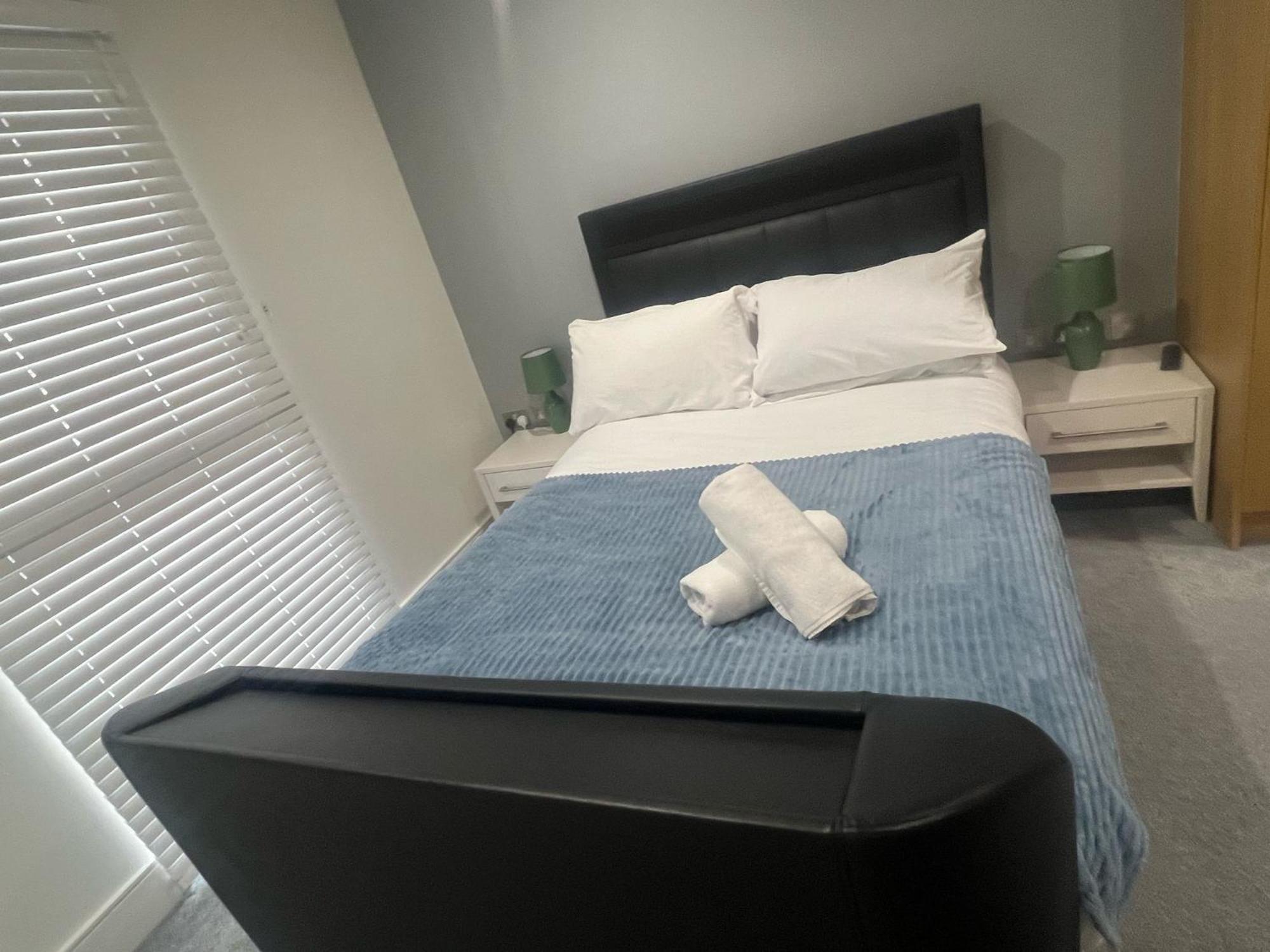 Modern 2 Bed 2 Bath Hyde Park Leilighet
