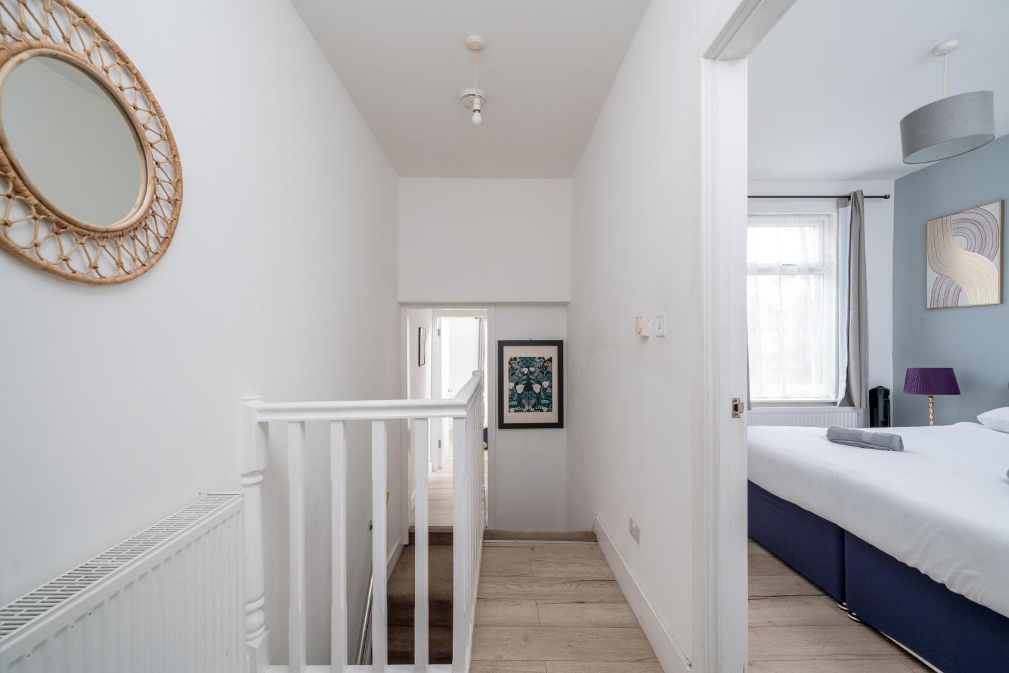 Modern 2 Bed East By Rebby Sleeps 5 Near Canning Town Station London