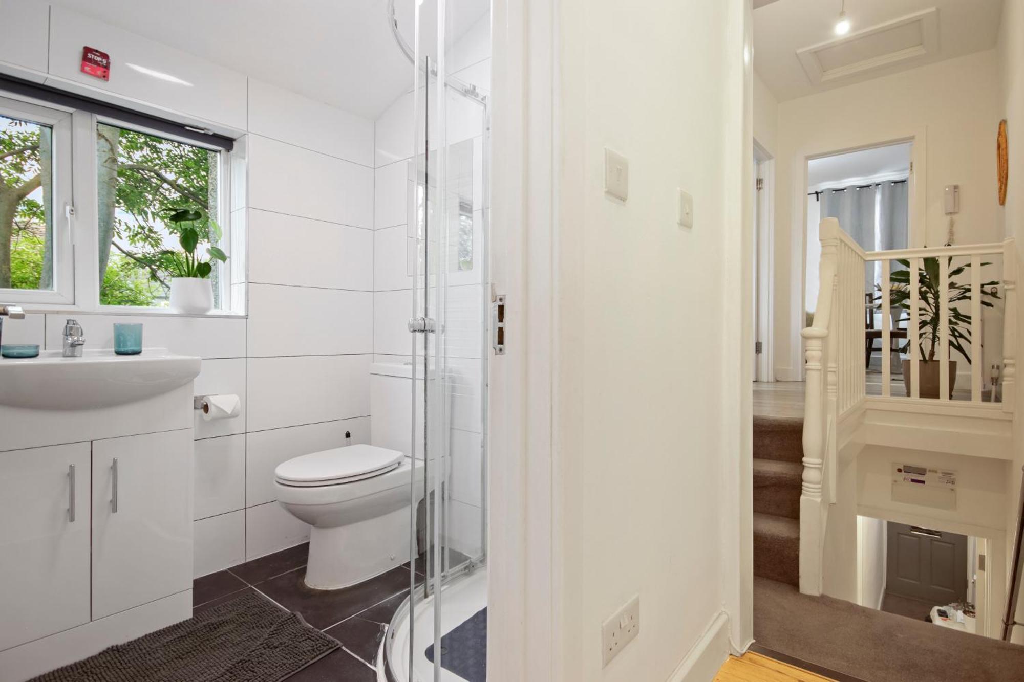 Modern 2 Bed East By Rebby Sleeps 5 Near Canning Town Station London