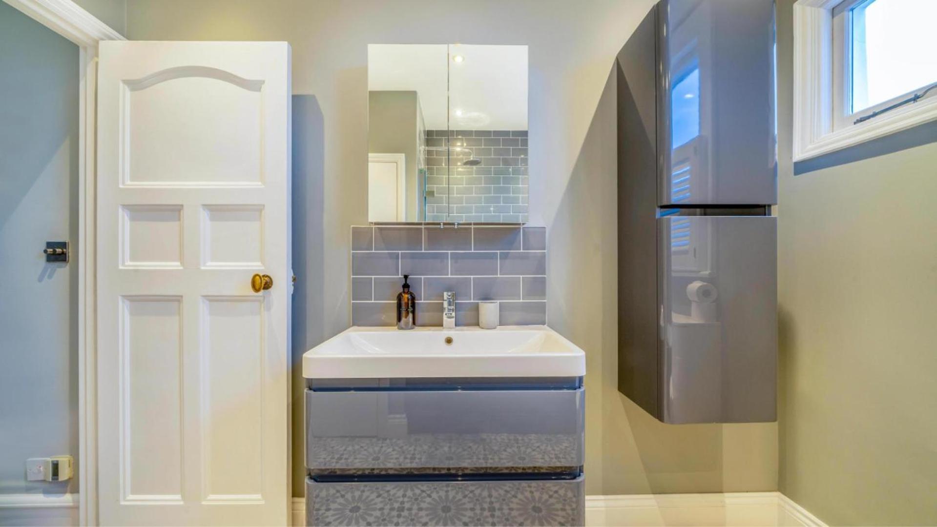 Spacious 4br Retreat With Private Garden Zone 3 Semesterbostad