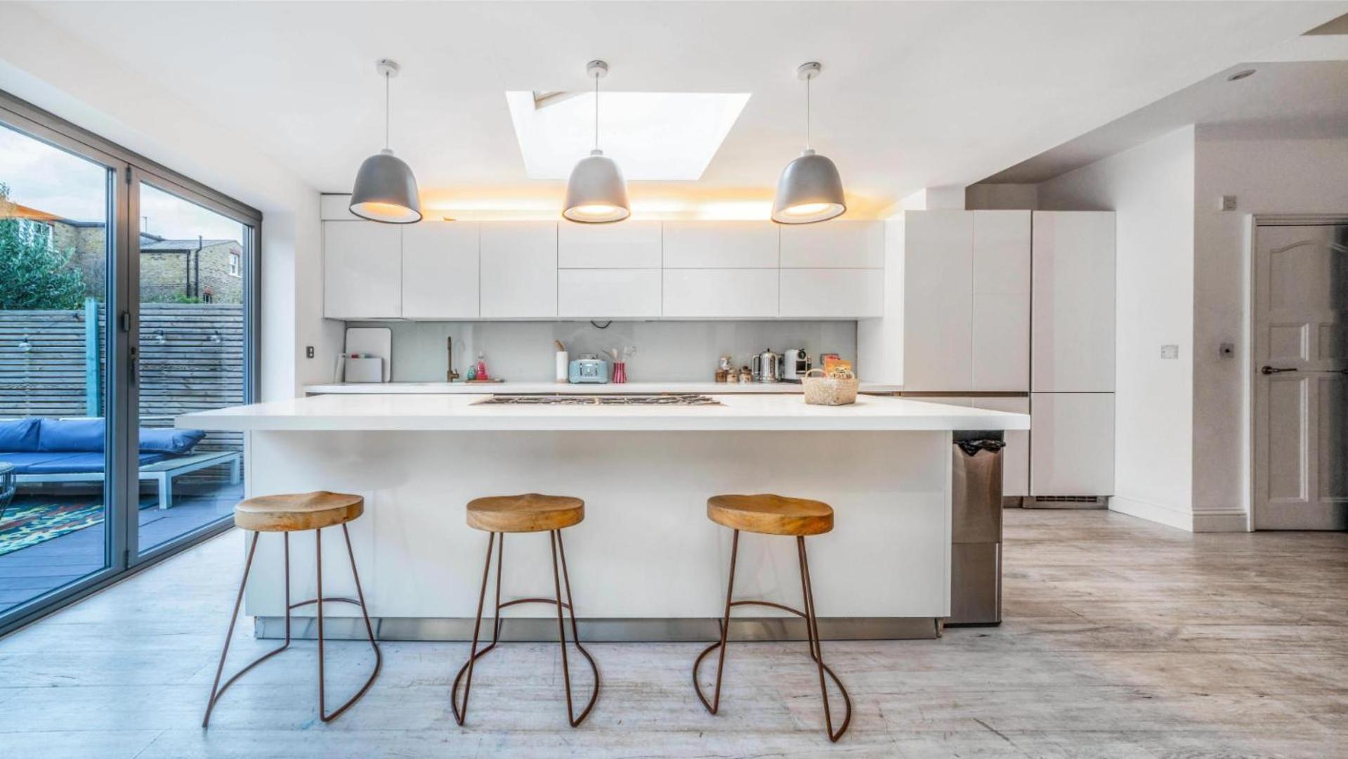 Semesterbostad Spacious 4br Retreat With Private Garden Zone 3 *