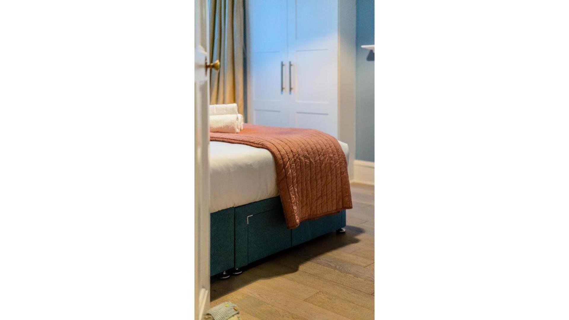 Semesterbostad Spacious 4br Retreat With Private Garden Zone 3 London