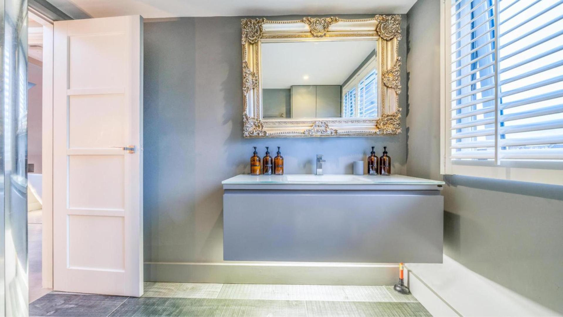 Spacious 4br Retreat With Private Garden Zone 3 * London