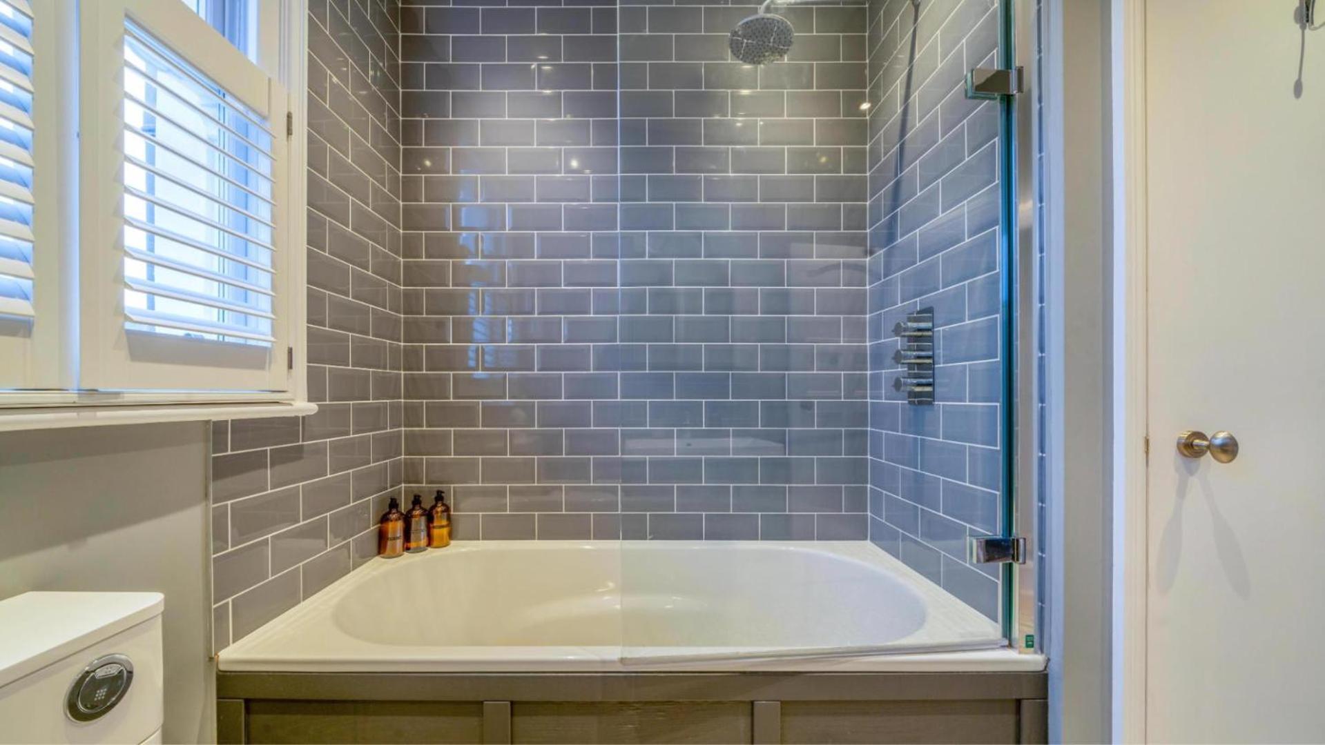 Semesterbostad Spacious 4br Retreat With Private Garden Zone 3 London