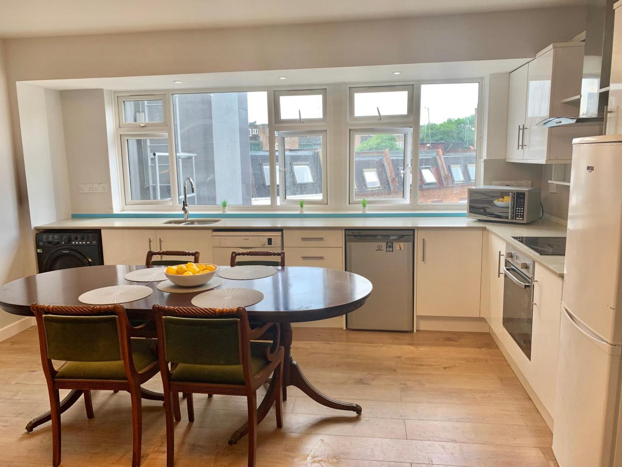 4 Bedroom Flat In Kensington Apartment *