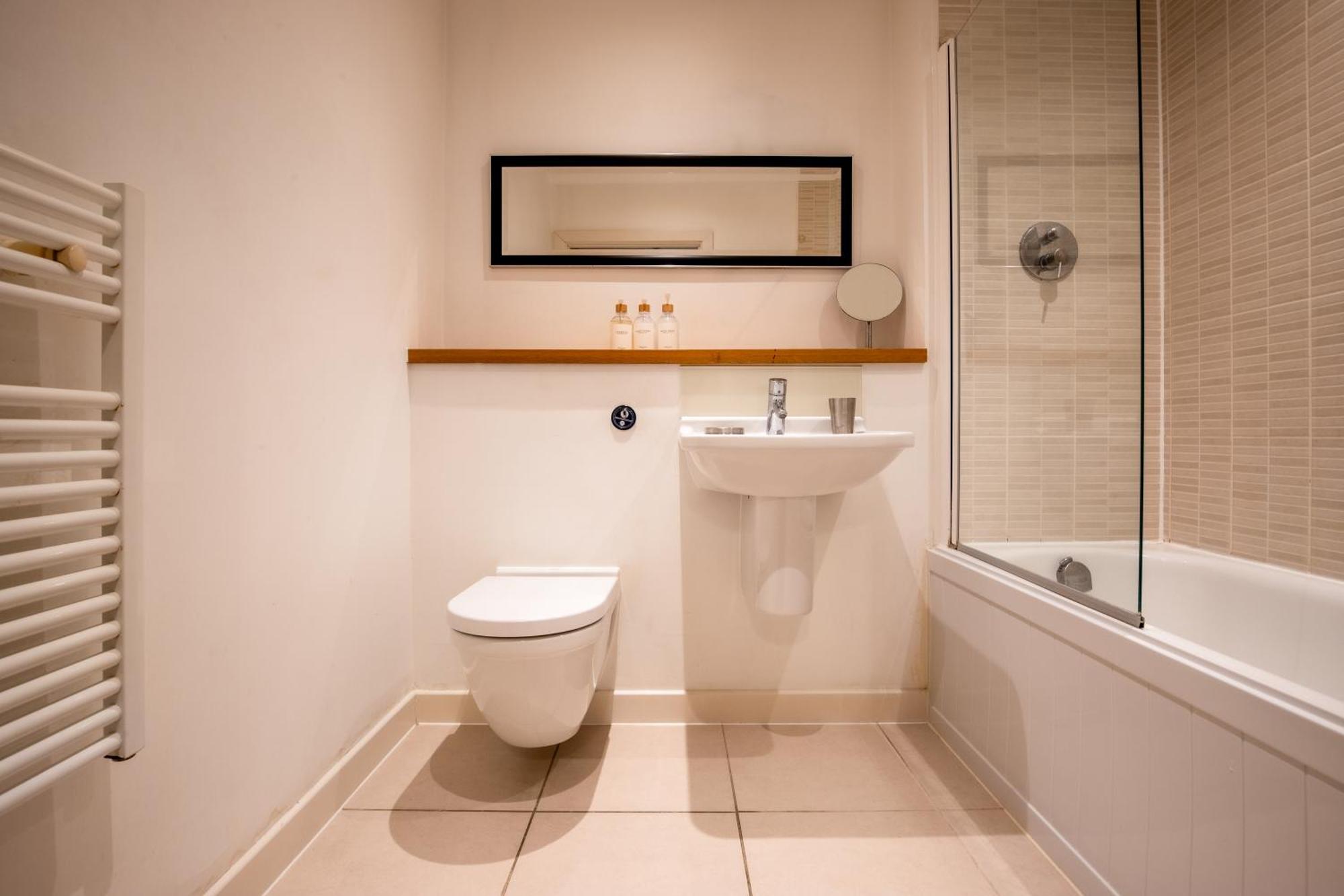 Londwell, & Limehouse Balcony Flat - Skyline Views *