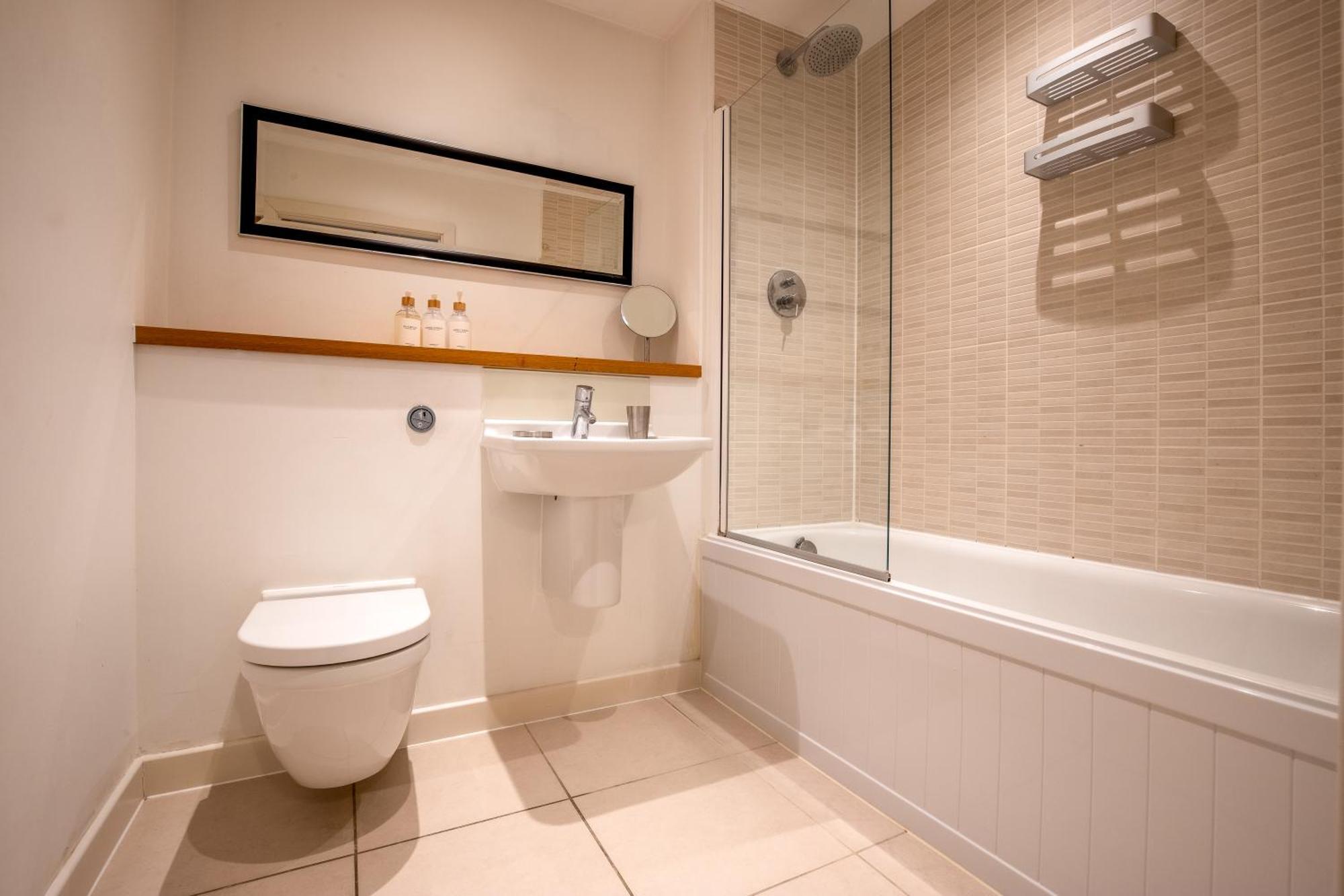 Londwell, & Limehouse Balcony Flat - Skyline Views * London