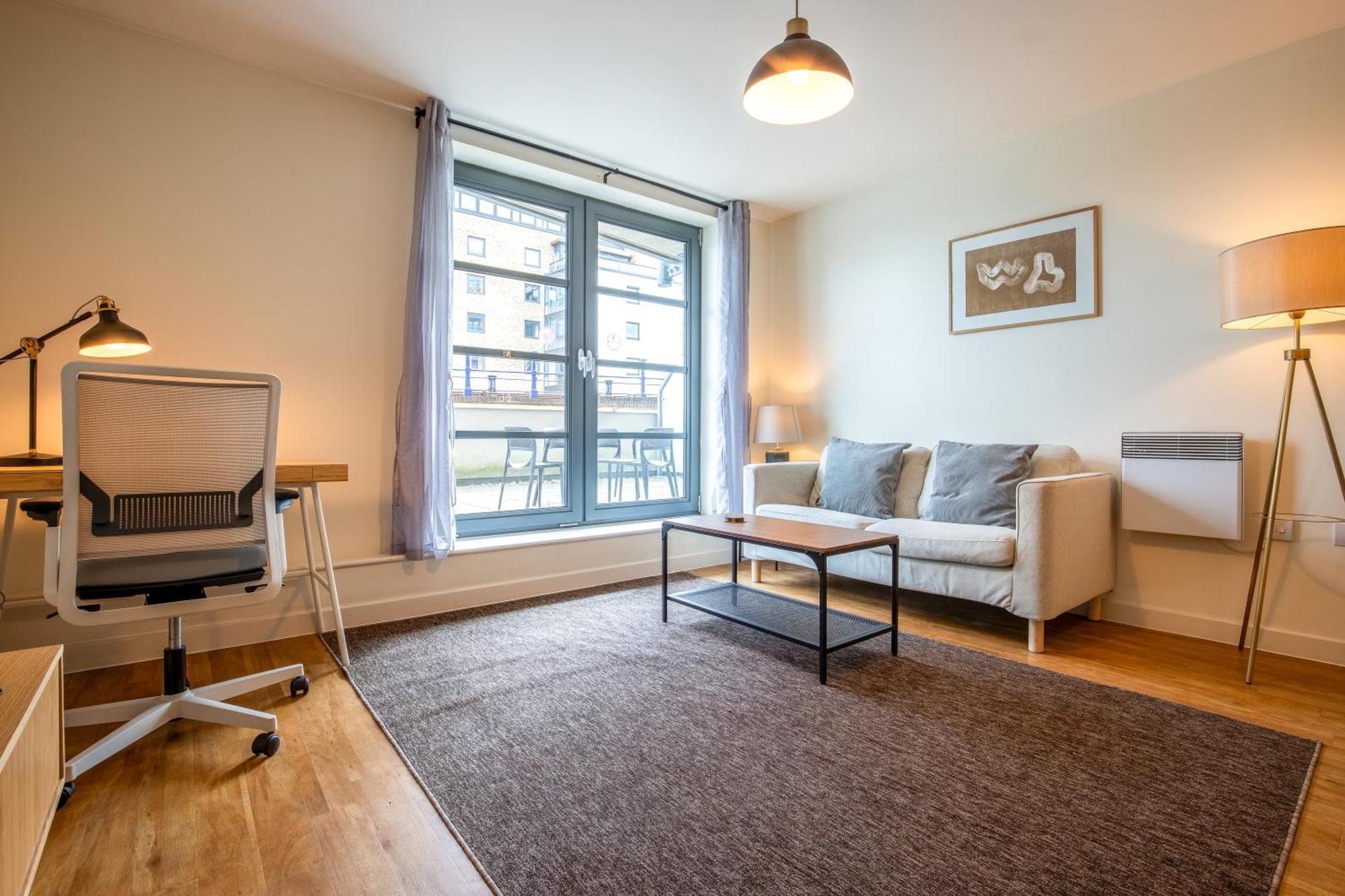 Londwell, & Limehouse Balcony Flat - Skyline Views * London