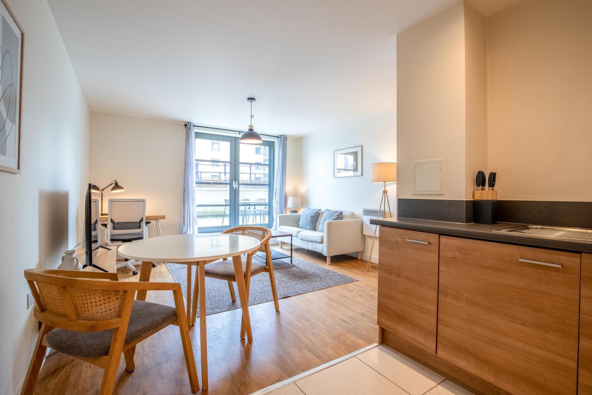 Londwell, & Limehouse Balcony Flat - Skyline Views Apartment
