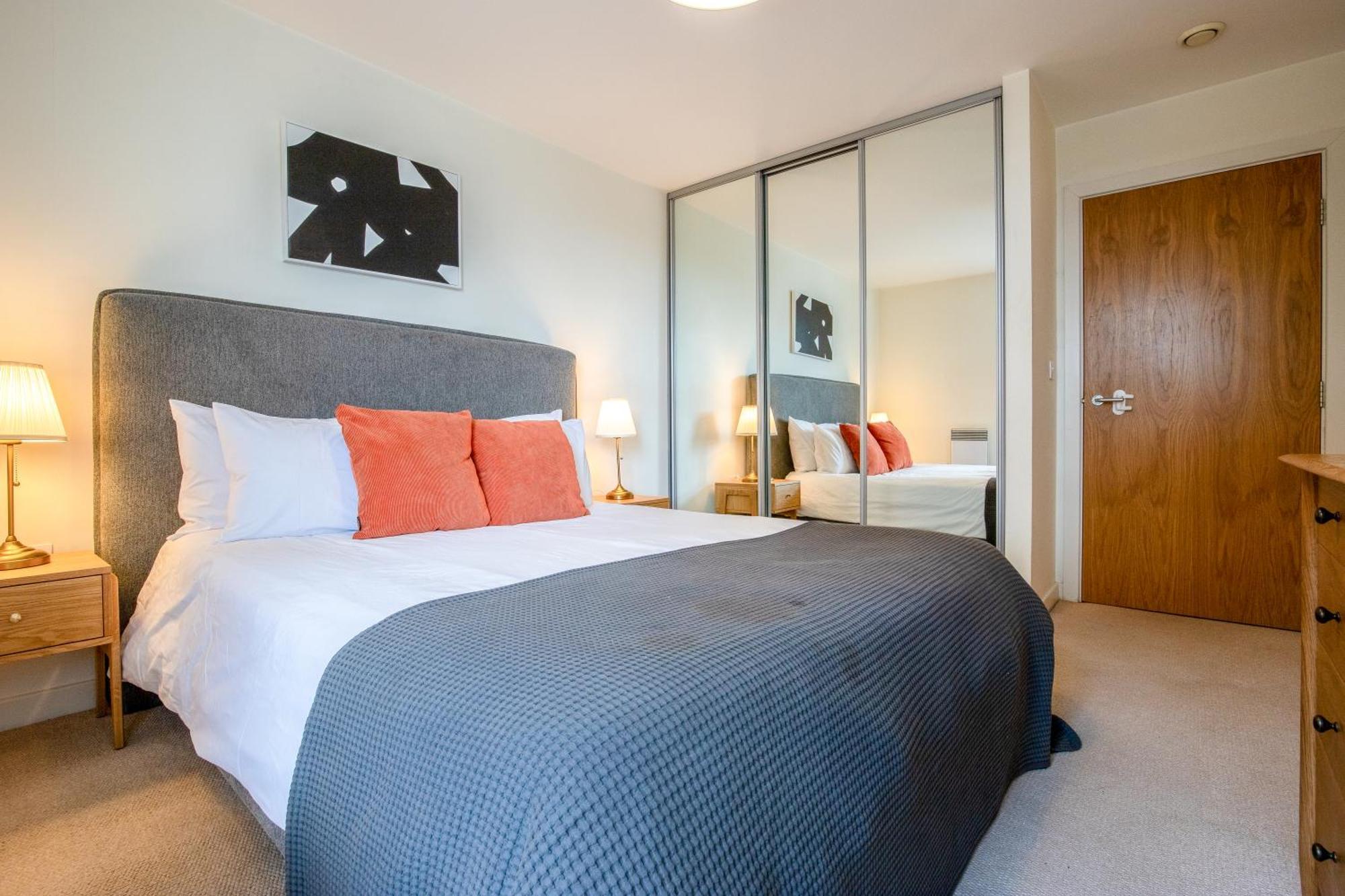 Apartment Londwell, & Limehouse Balcony Flat - Skyline Views *