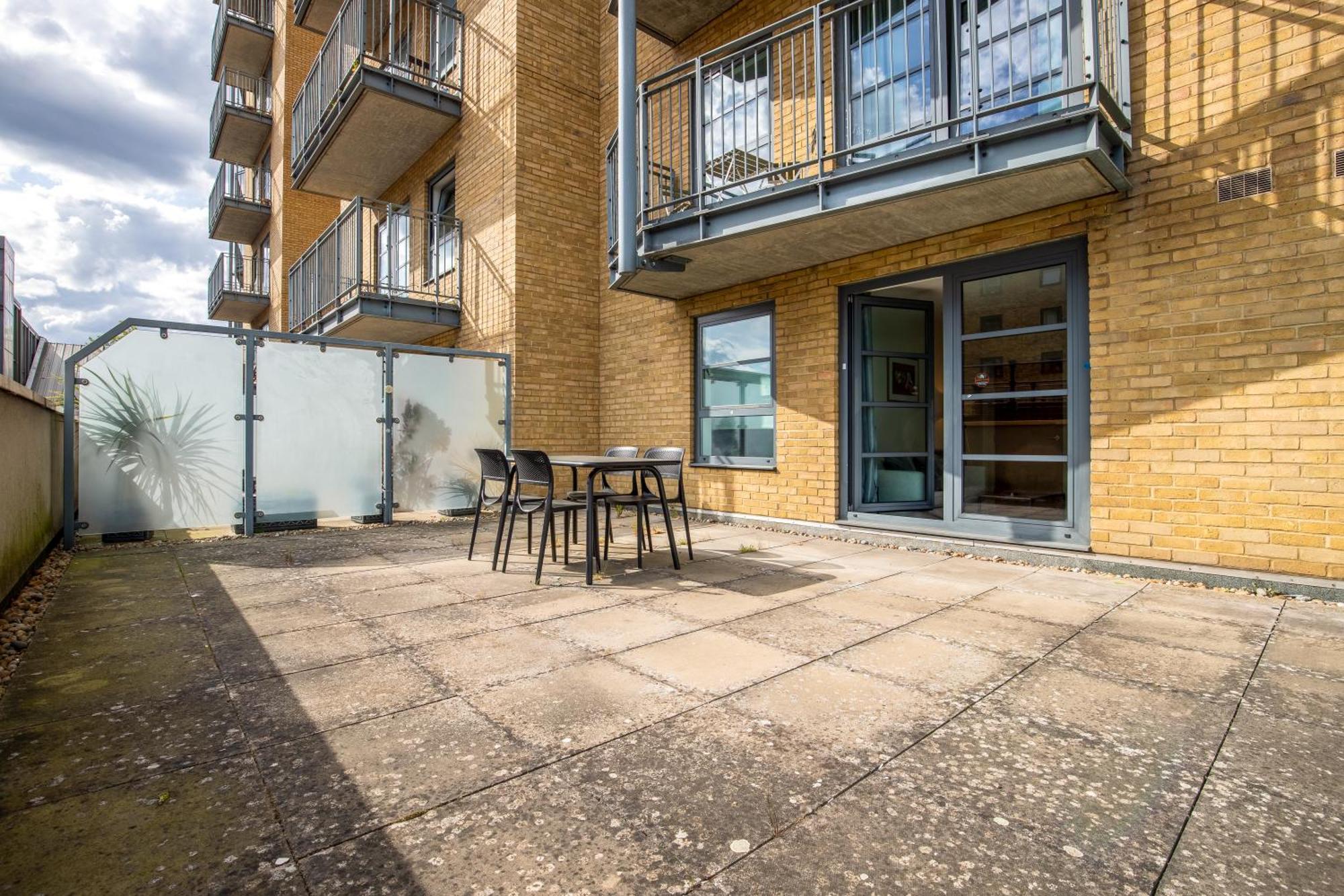 Londwell, & Limehouse Balcony Flat - Skyline Views Apartment *