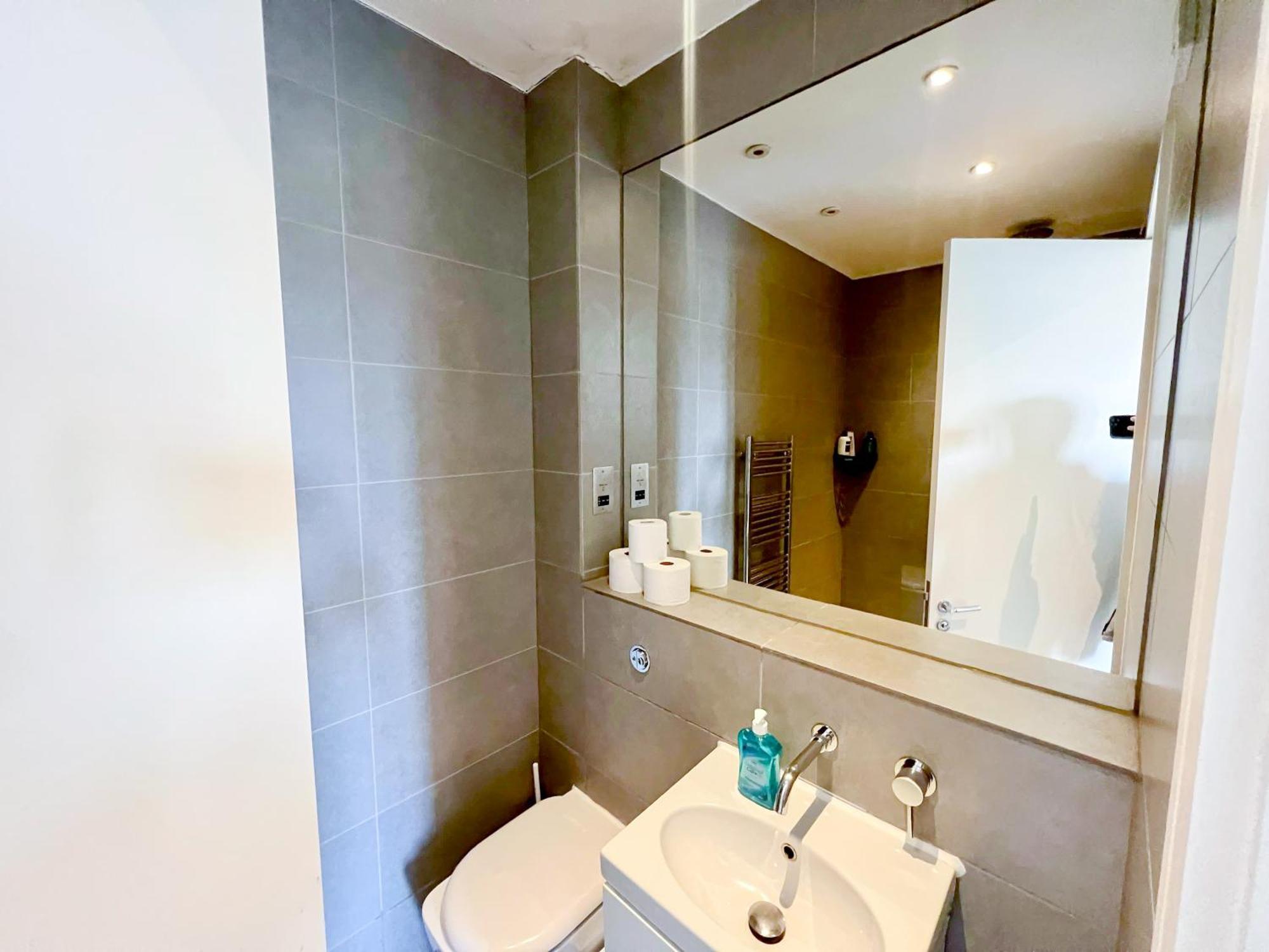 Sleek 3-bedroom Flat With Lift & Wi-fi In Southwark, Borough Near The Shard *