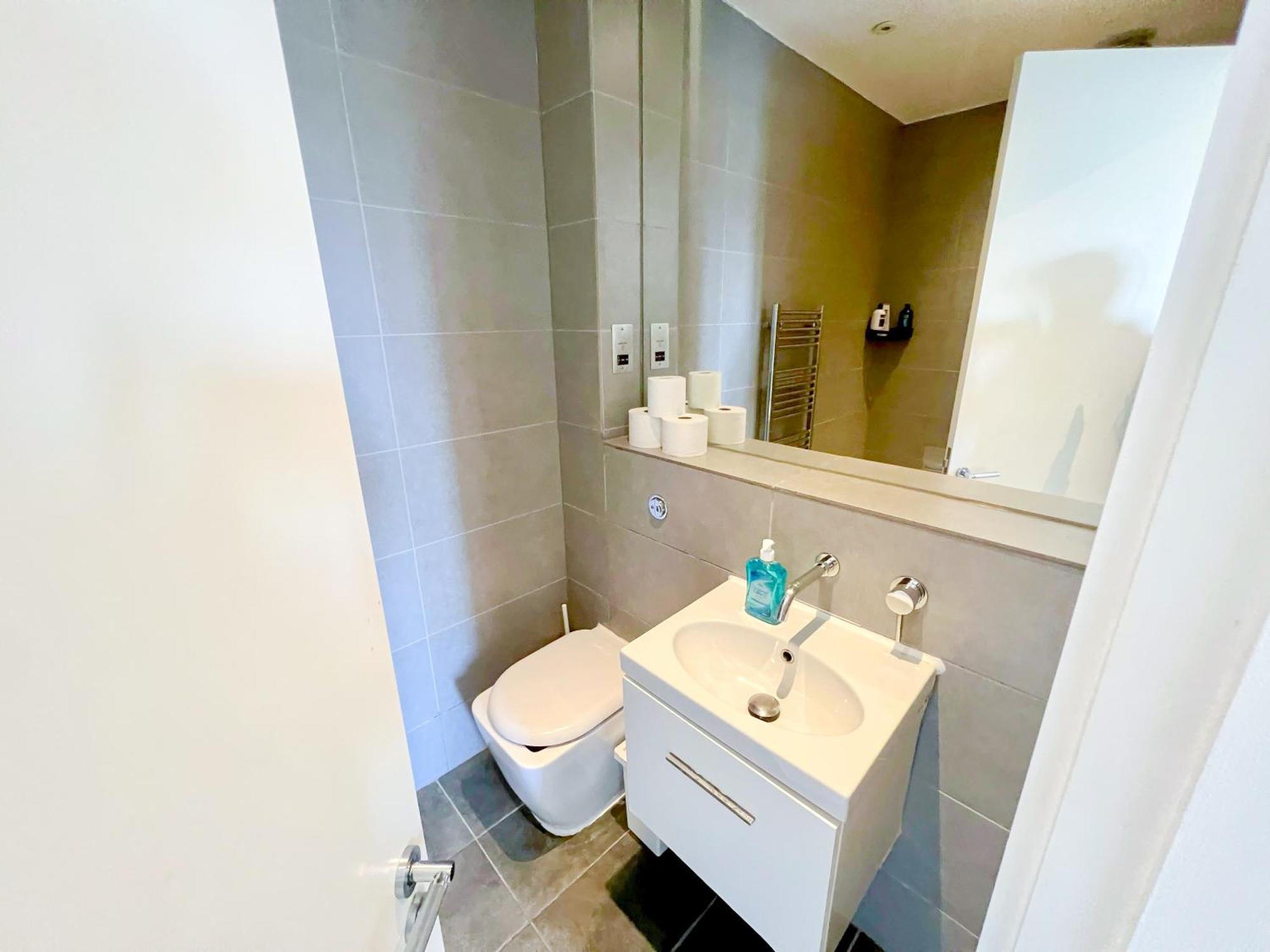 Sleek 3-bedroom Flat With Lift & Wi-fi In Southwark, Borough Near The Shard London