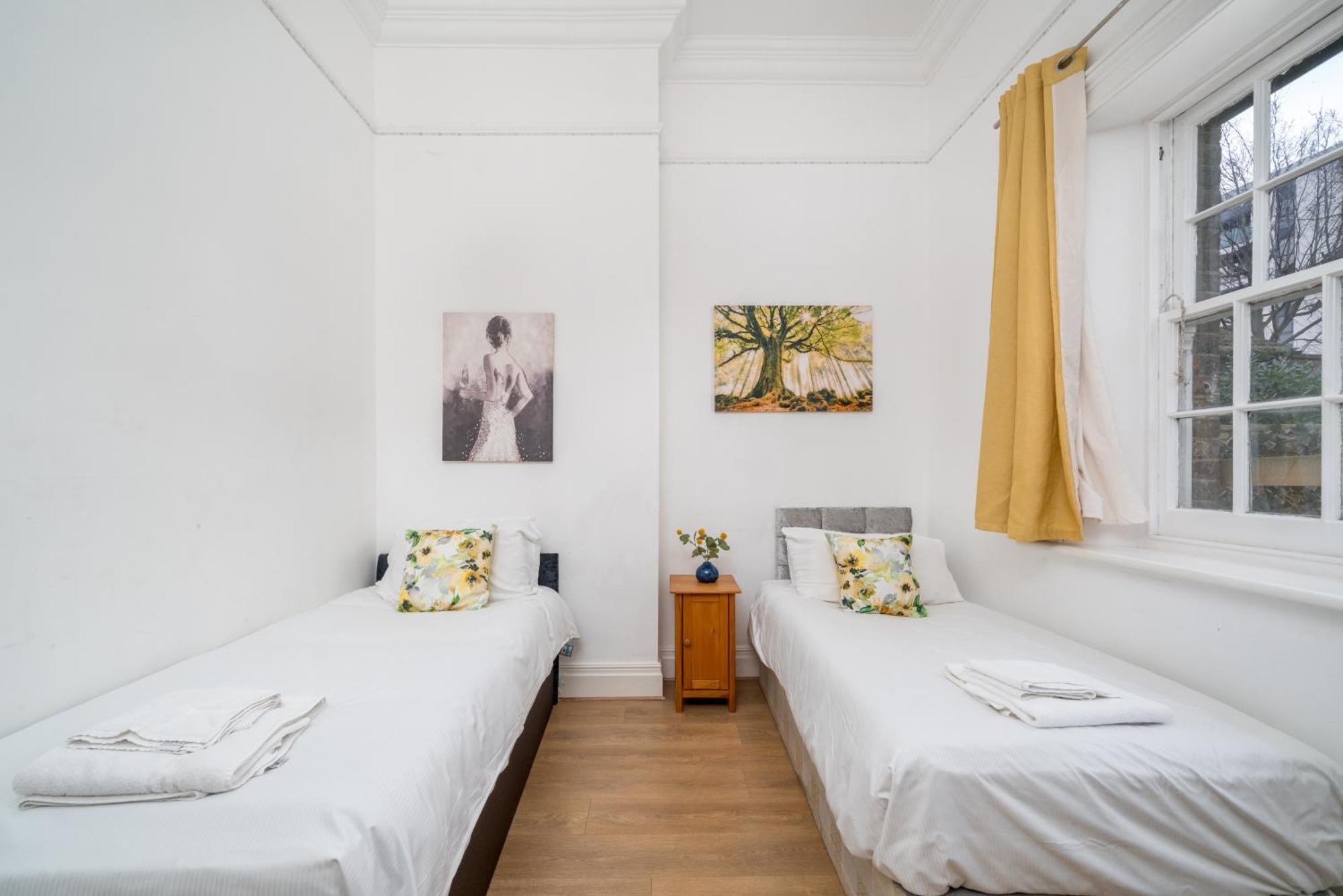 Larger Groups Close To O2 Arena Excel Canary Wharf With Wifi And Parking Within Mins Walk To Drl & Jubilee Line Apartment London