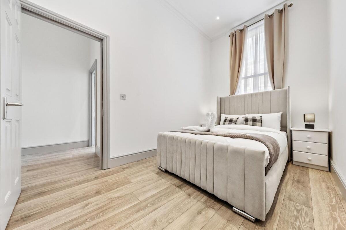 Minimalist Luxe 2br Designer Retreat In Prime Kensington For 6 Next To Station Harrods Appartement Londen