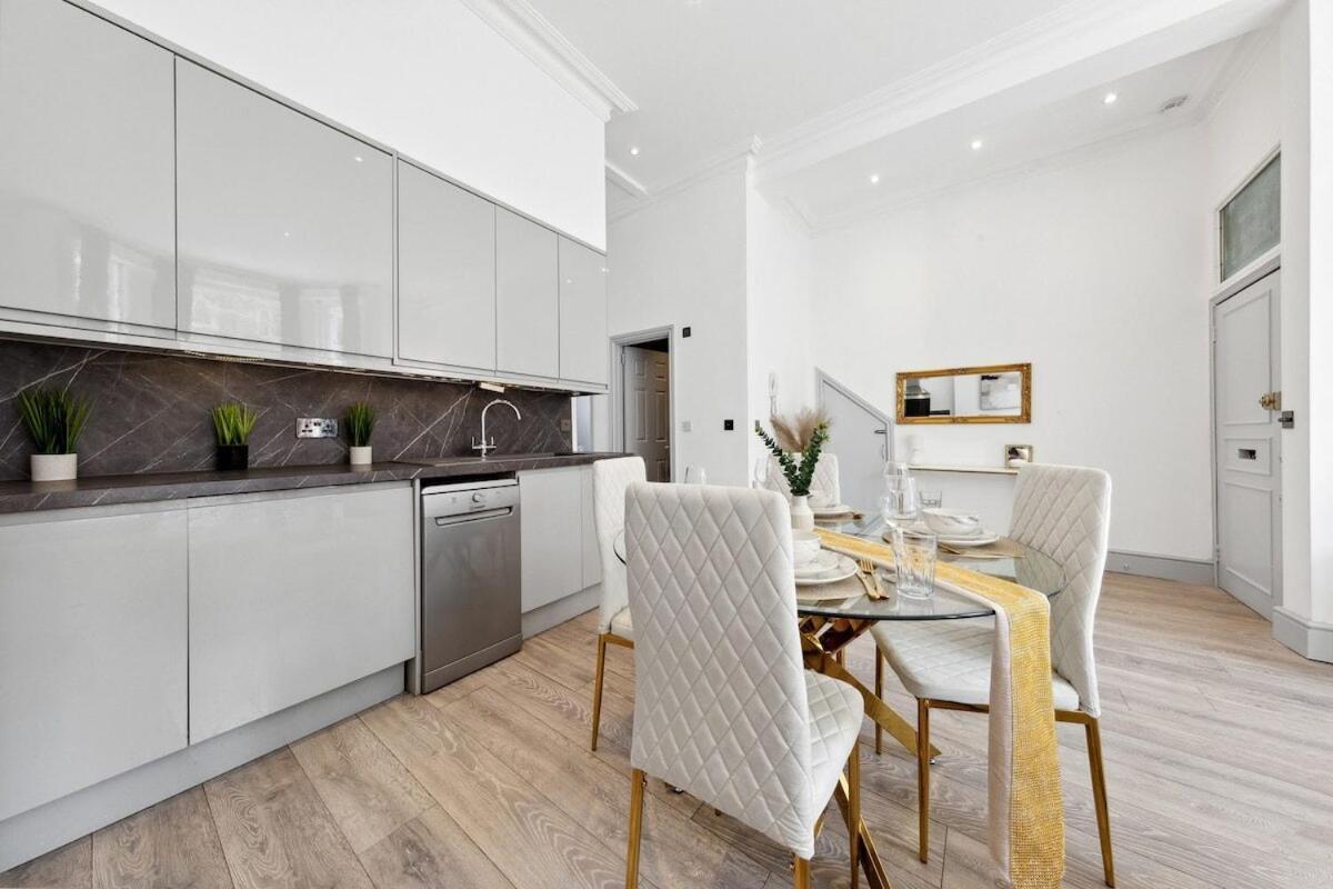 Minimalist Luxe 2br Designer Retreat In Prime Kensington For 6 Next To Station Harrods Londen